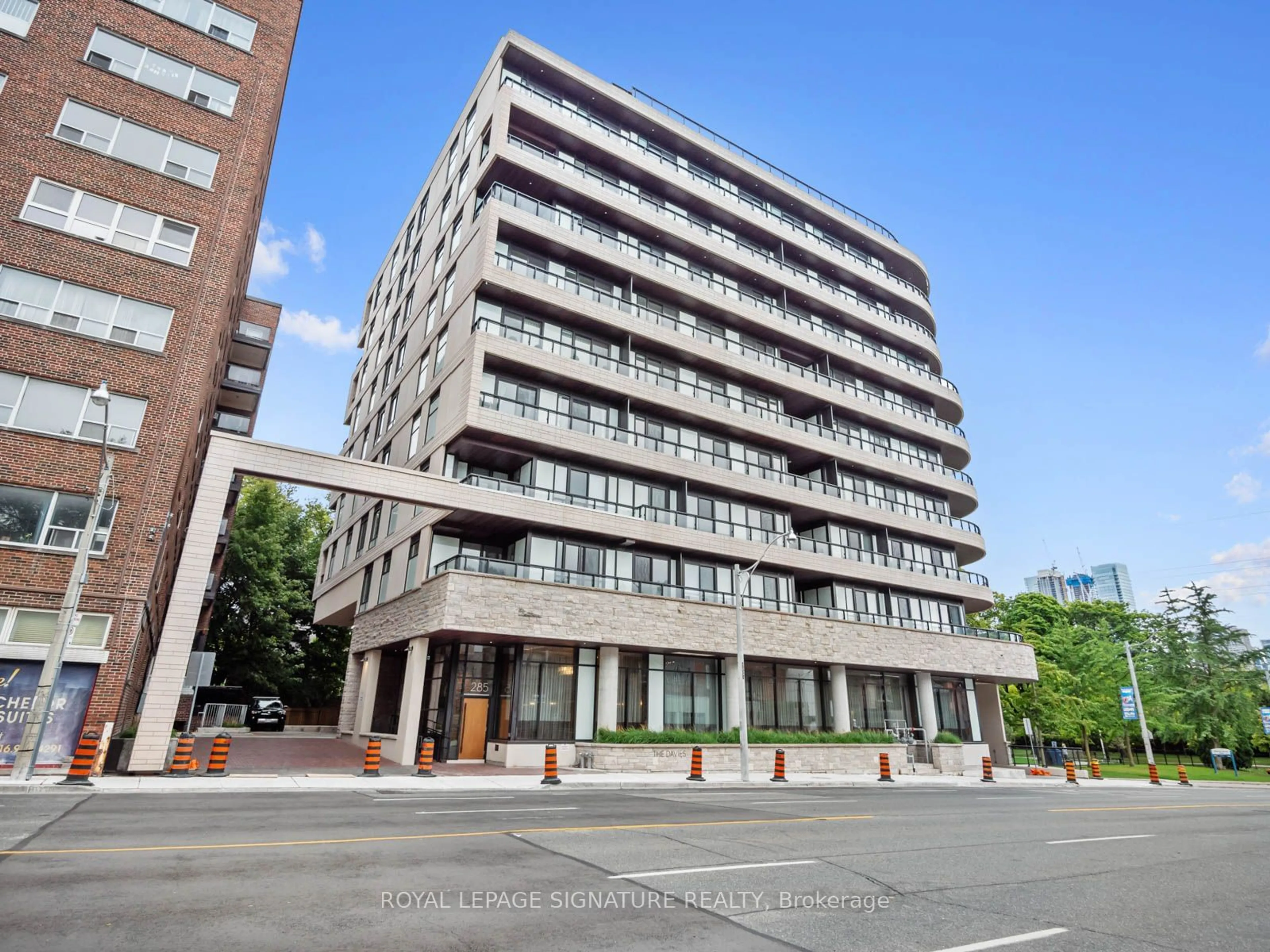 A pic from exterior of the house or condo for 285 Avenue Rd #304, Toronto Ontario M5R 2J2