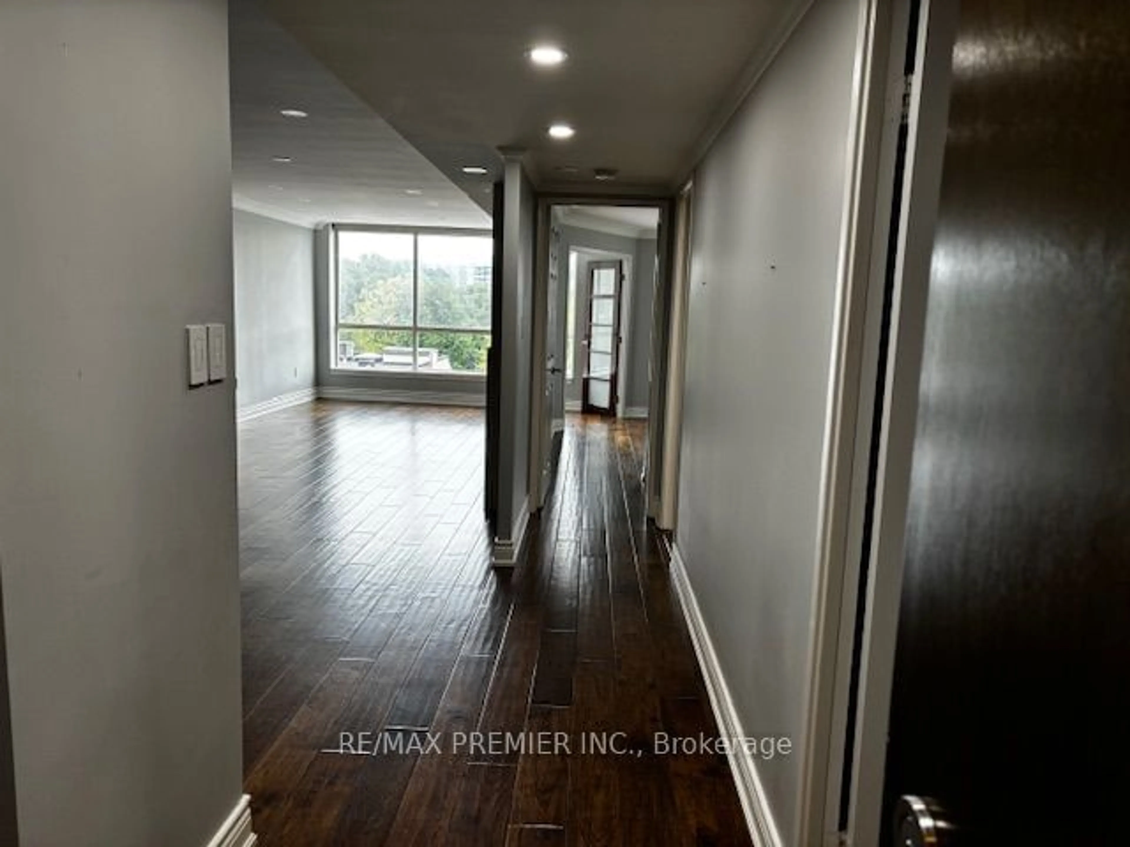 Indoor entryway, wood floors for 225 Davenport Rd #610, Toronto Ontario M5R 3R2