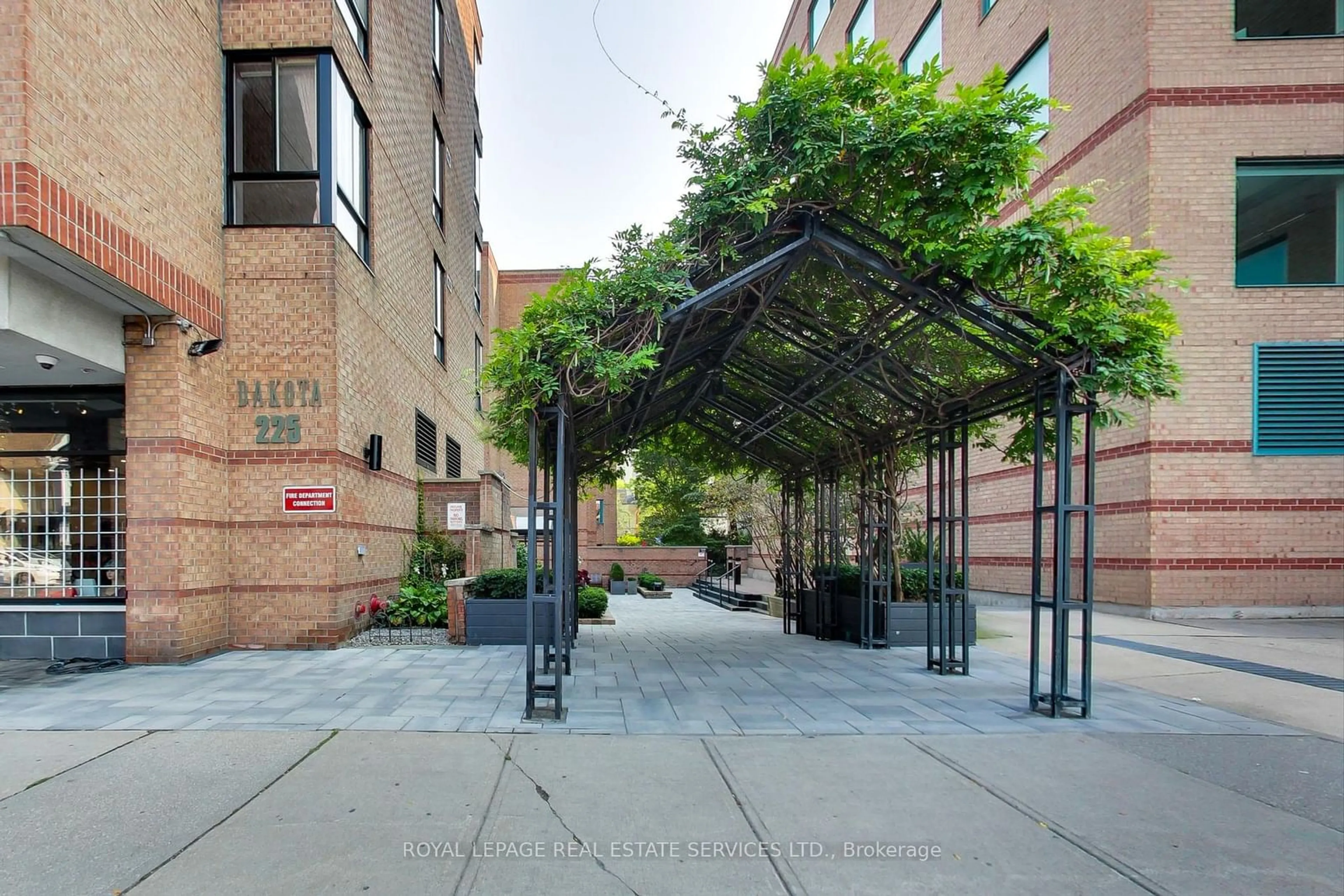 Patio for 225 Davenport Rd #514, Toronto Ontario M5R 3R2