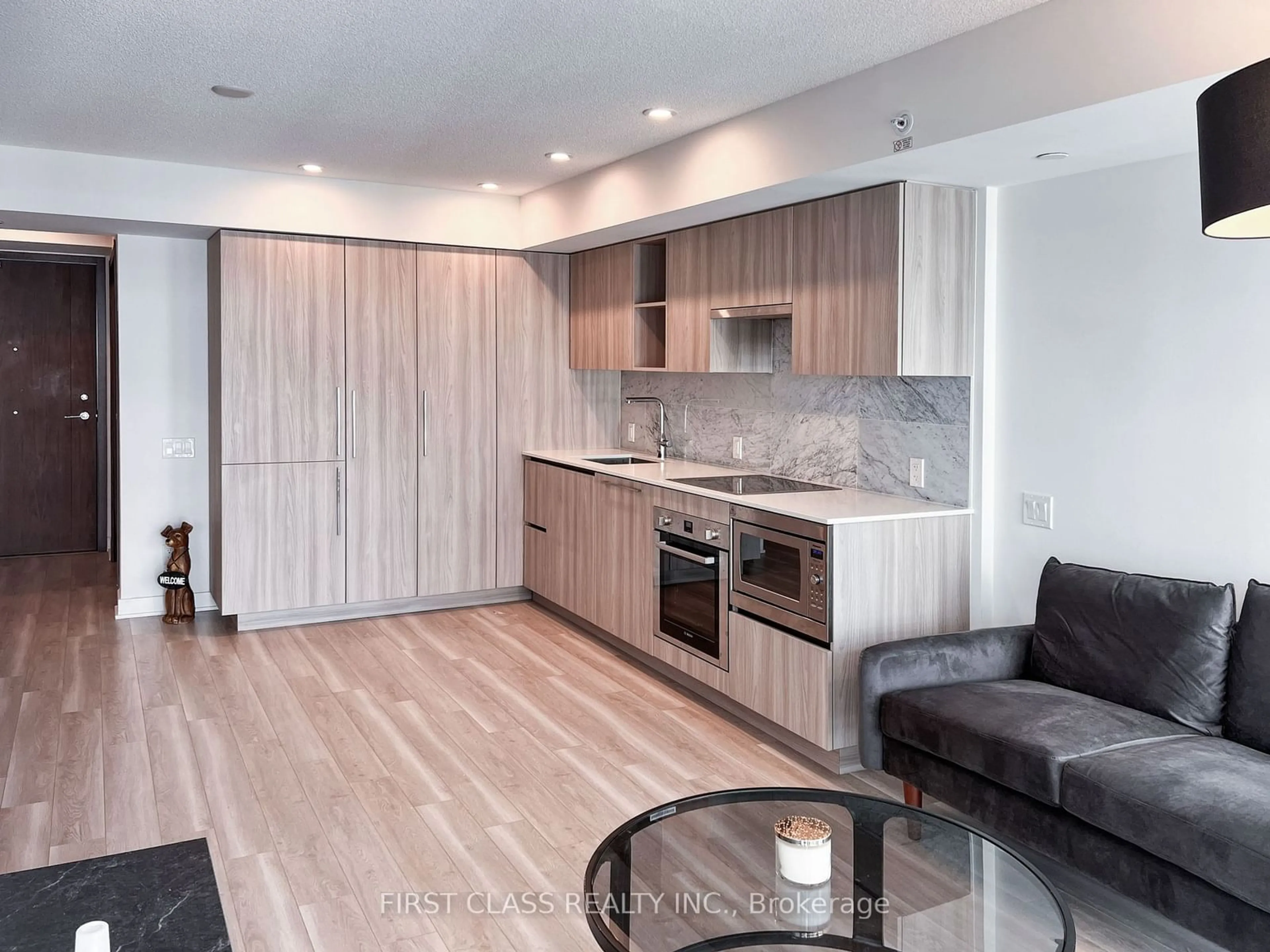 Standard kitchen for 19 Bathurst St #1510, Toronto Ontario M5V 0N2