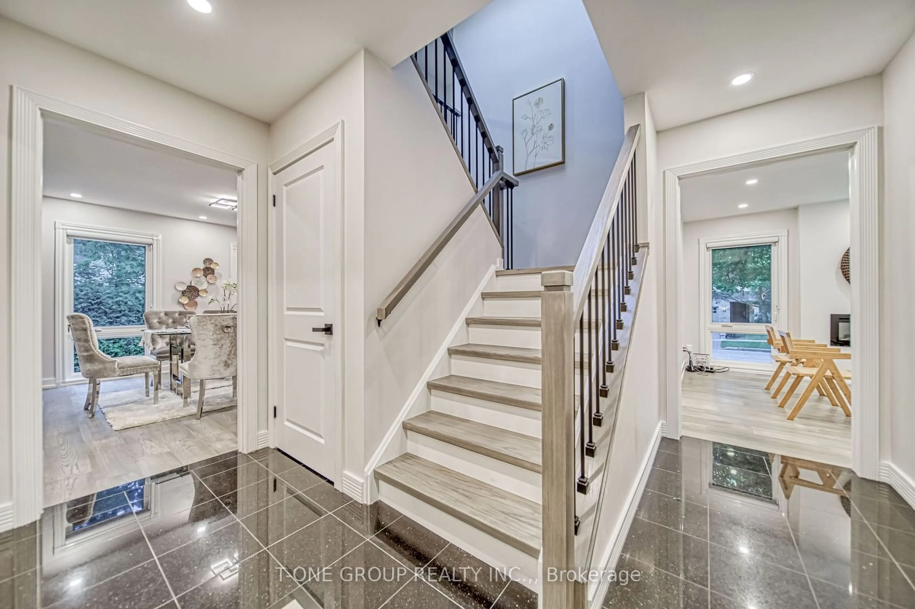 Indoor entryway, wood floors for 44 Tanbark Cres, Toronto Ontario M3B 1N6