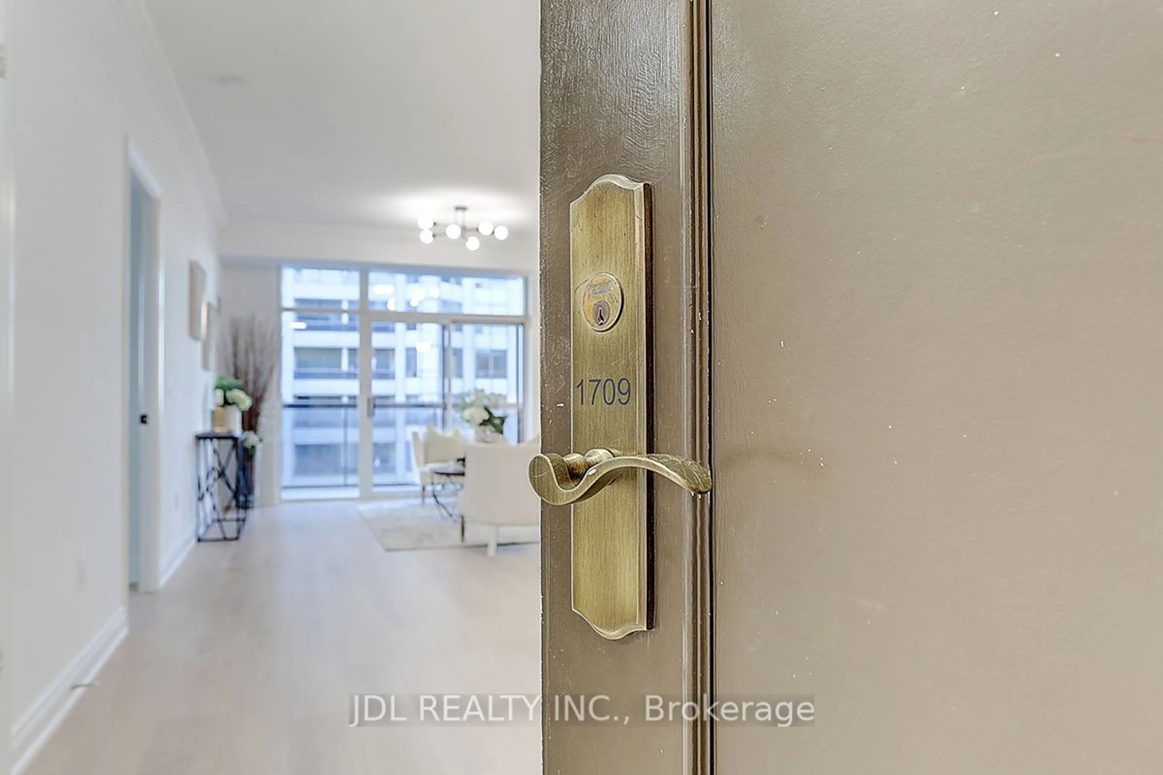 Indoor foyer for 880 Grandview Way #1709, Toronto Ontario M2N 7B2