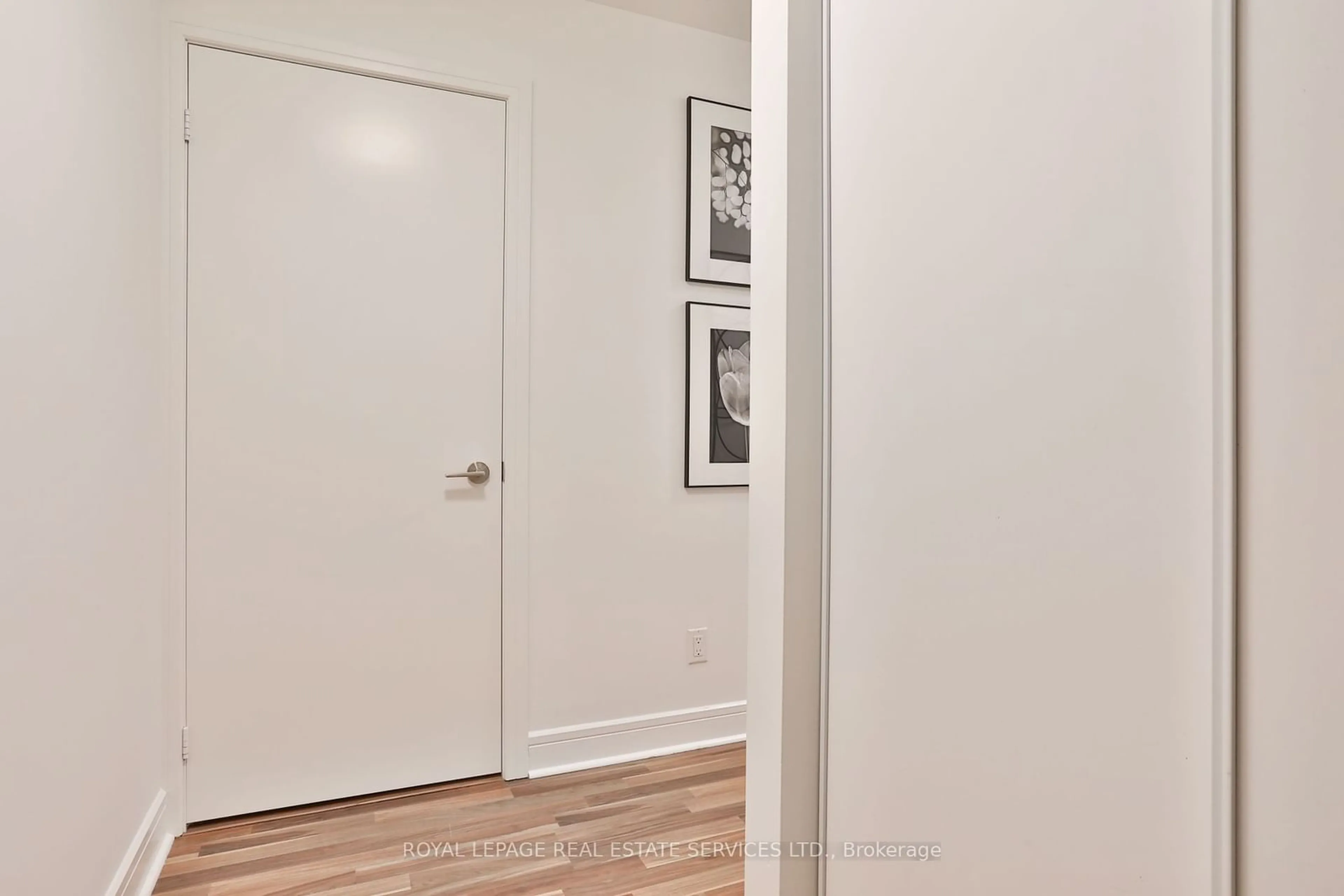 Indoor entryway, wood floors for 35 Brian Peck Cres #601, Toronto Ontario M4G 0A5