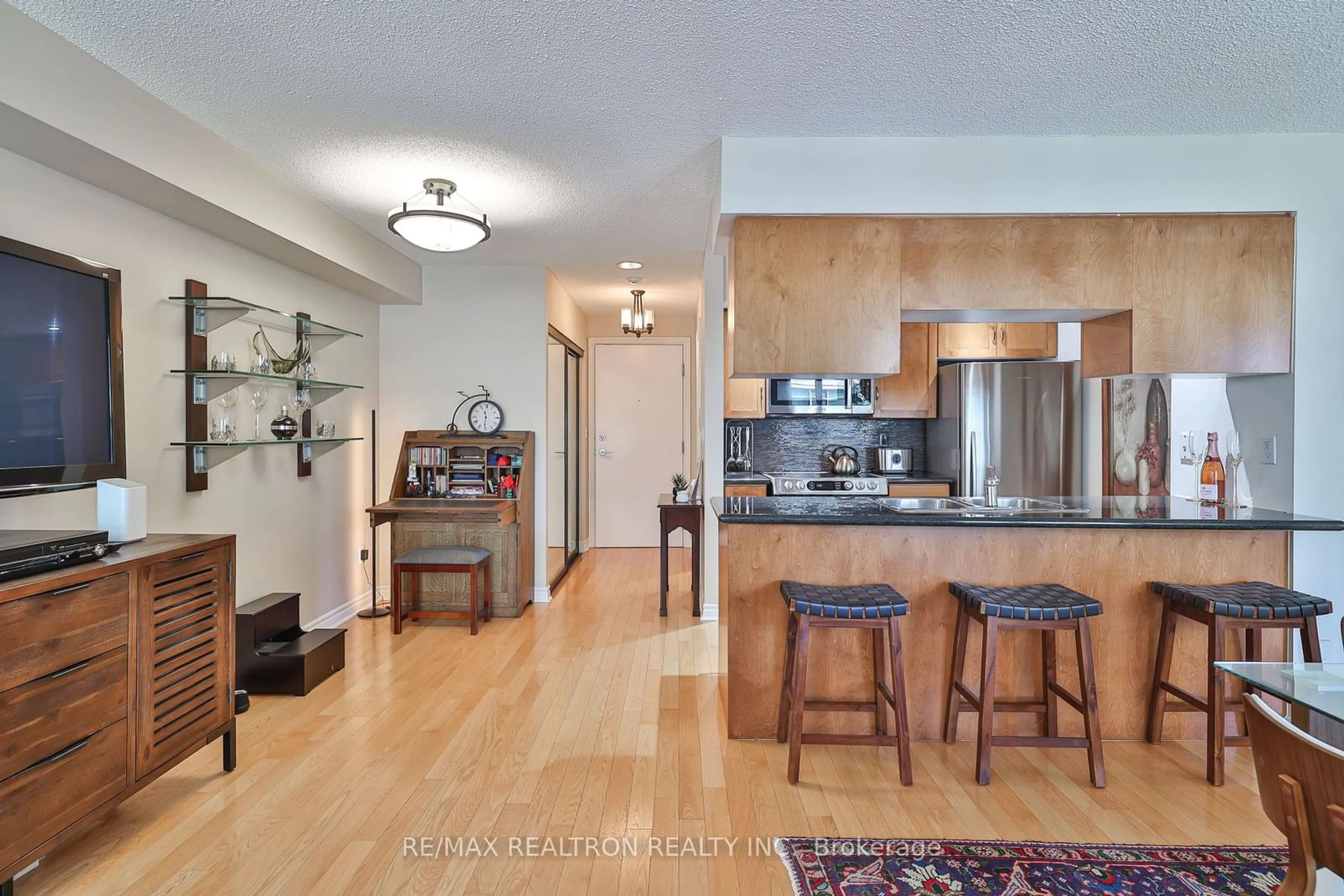 Open concept kitchen for 270 Wellington St #417, Toronto Ontario M5V 3P5