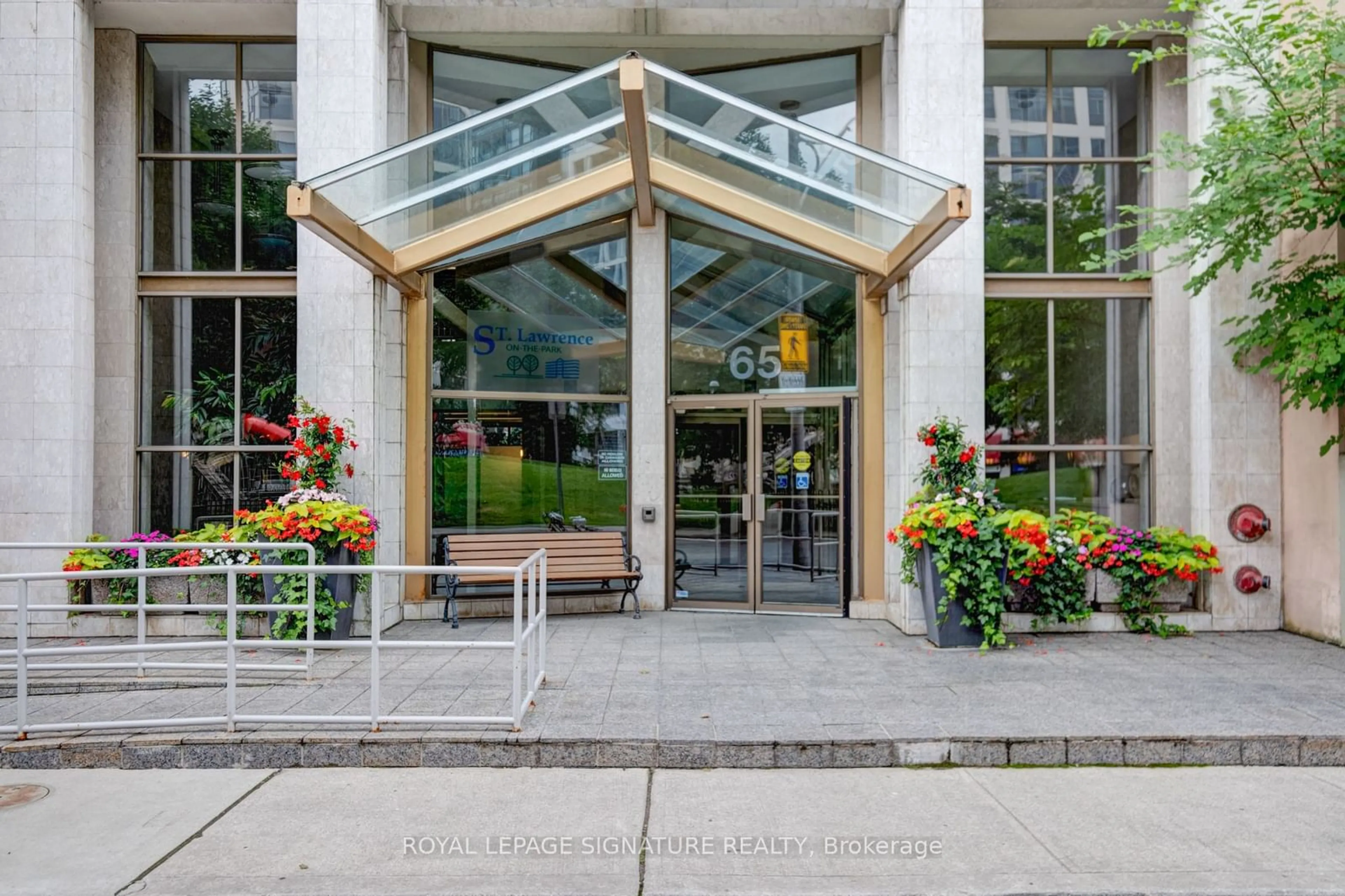 Indoor lobby for 65 Scadding Ave #422, Toronto Ontario M5A 4L1