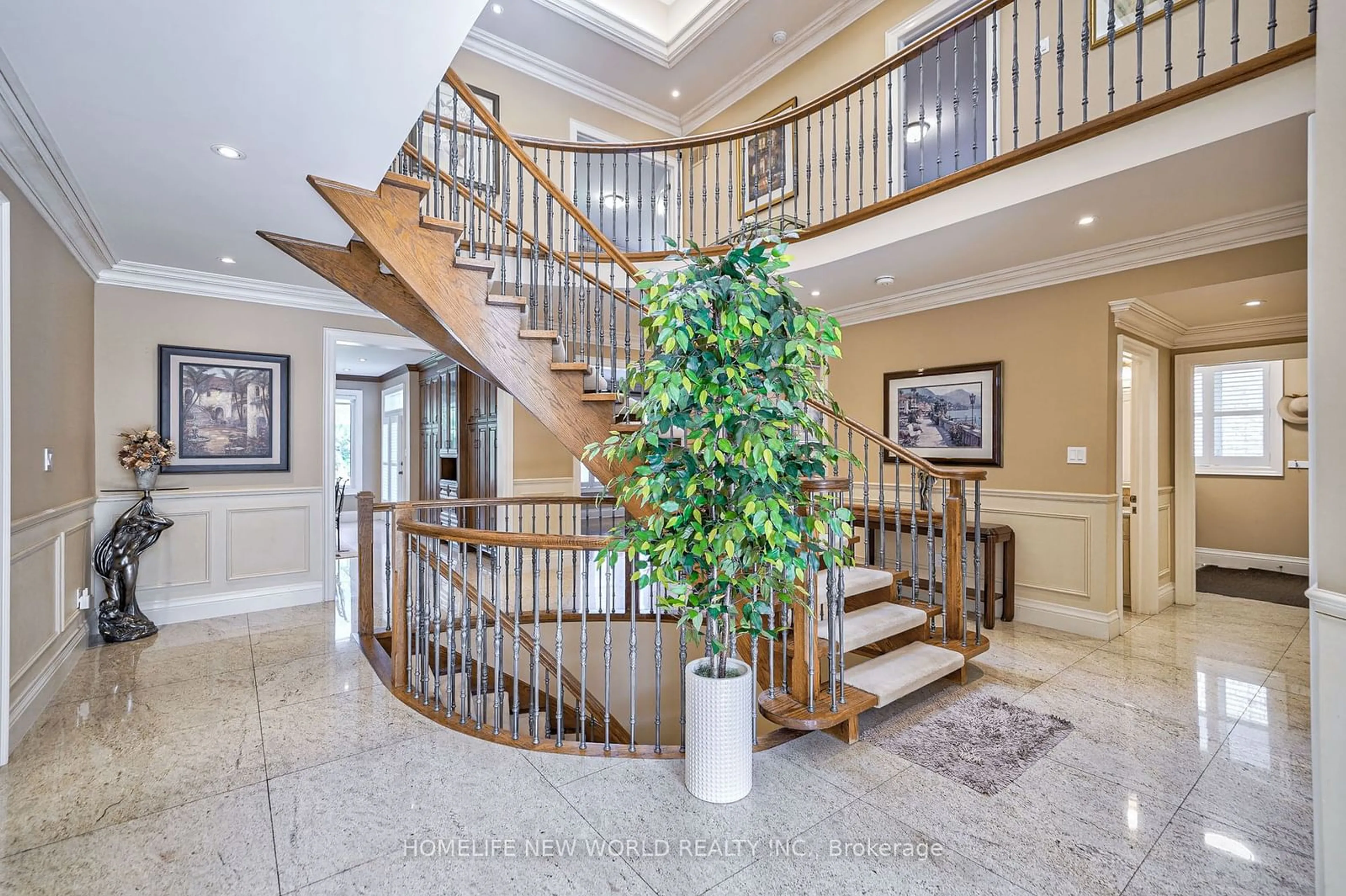 Indoor foyer, wood floors for 338 Byng Ave, Toronto Ontario M2N 4L5