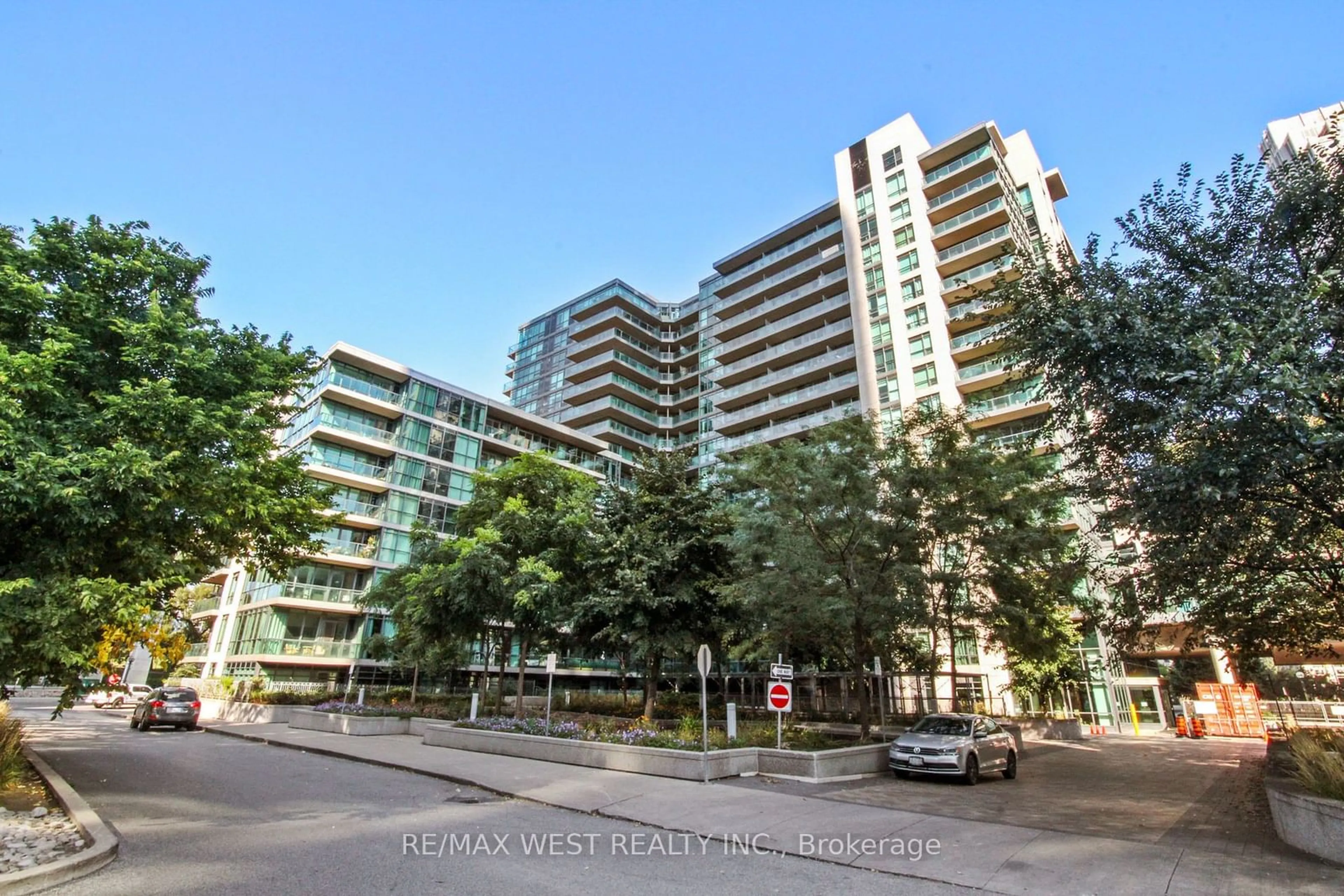 A pic from exterior of the house or condo for 209 Fort York Blvd #355, Toronto Ontario M5V 4A1