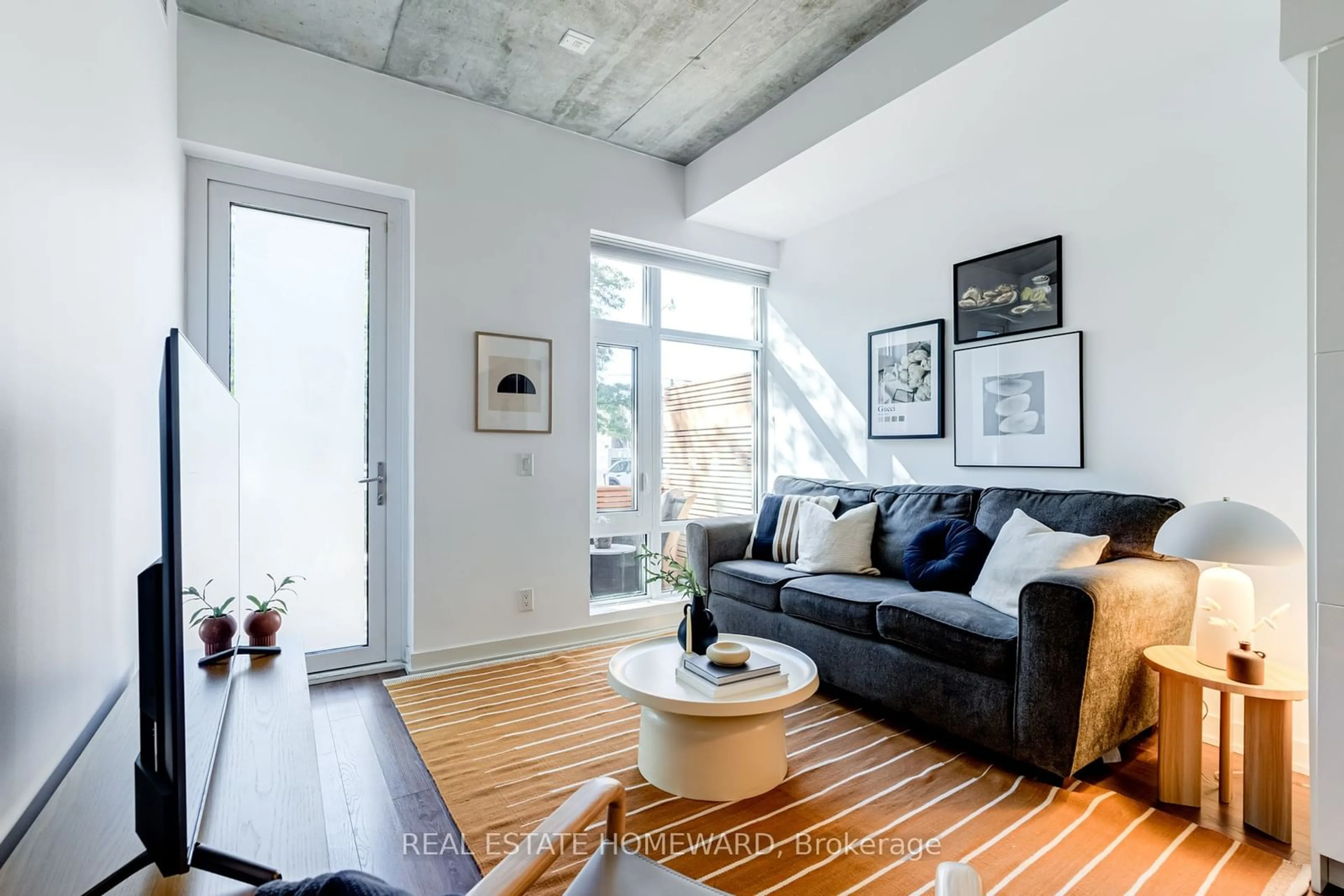 Living room for 707 Dovercourt Rd #109, Toronto Ontario M6H 2W7