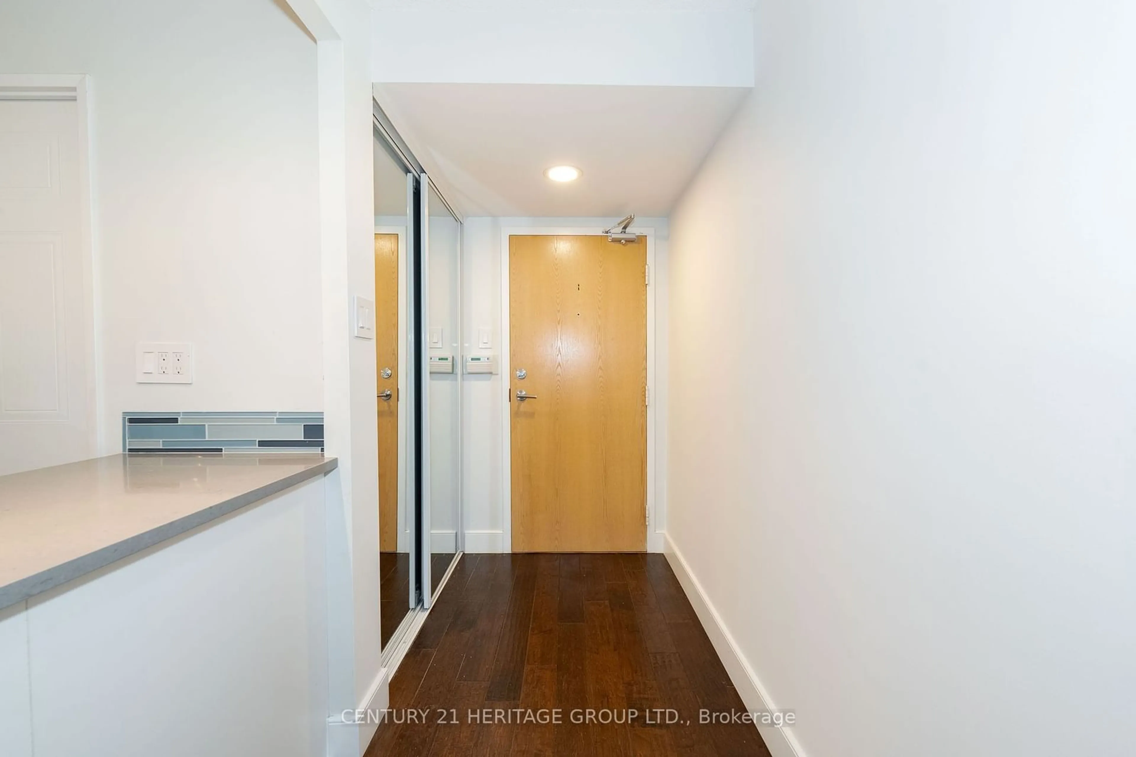 Indoor entryway, wood floors for 5 Kenneth Ave #406, Toronto Ontario M2N 6M7