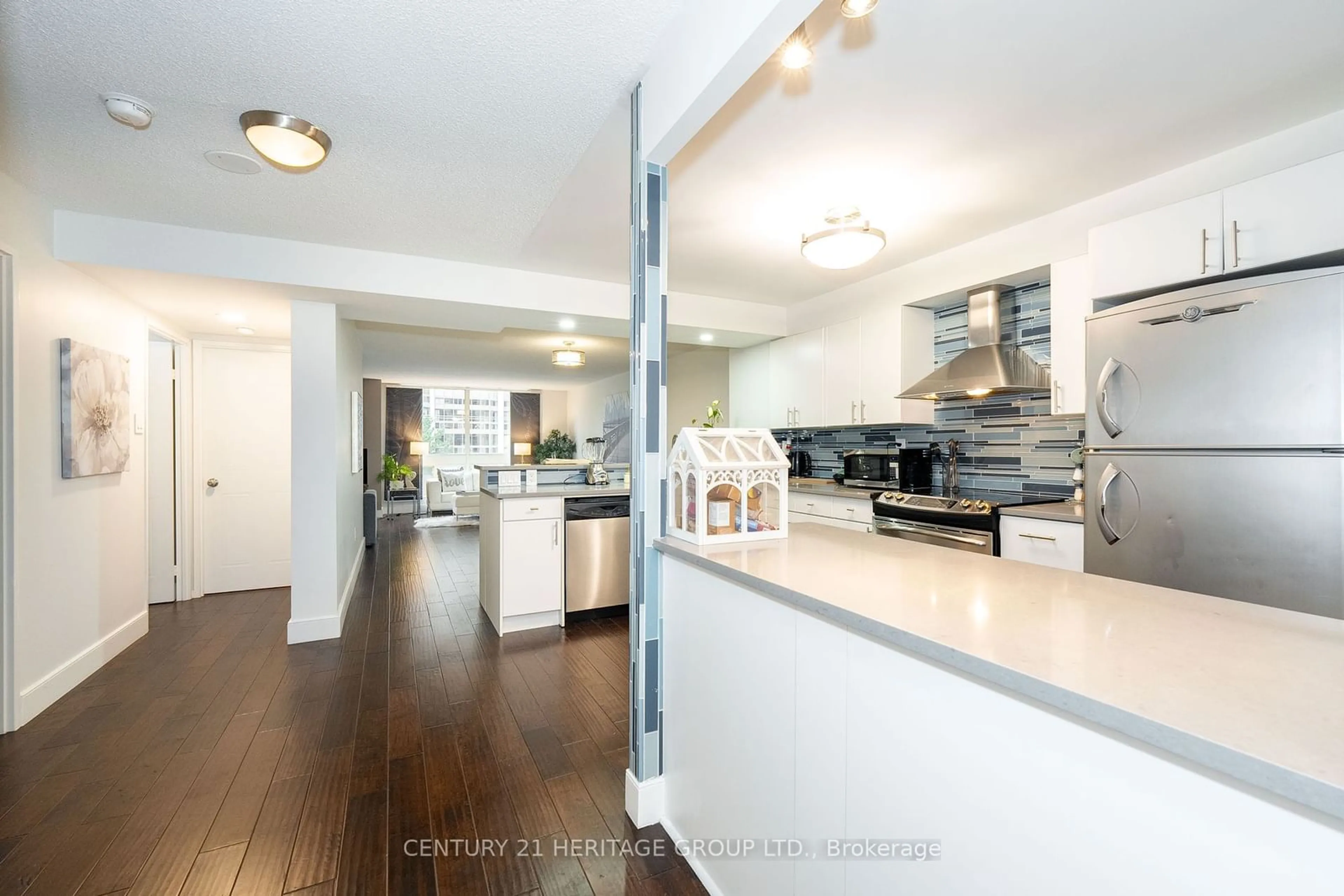 Open concept kitchen for 5 Kenneth Ave #406, Toronto Ontario M2N 6M7