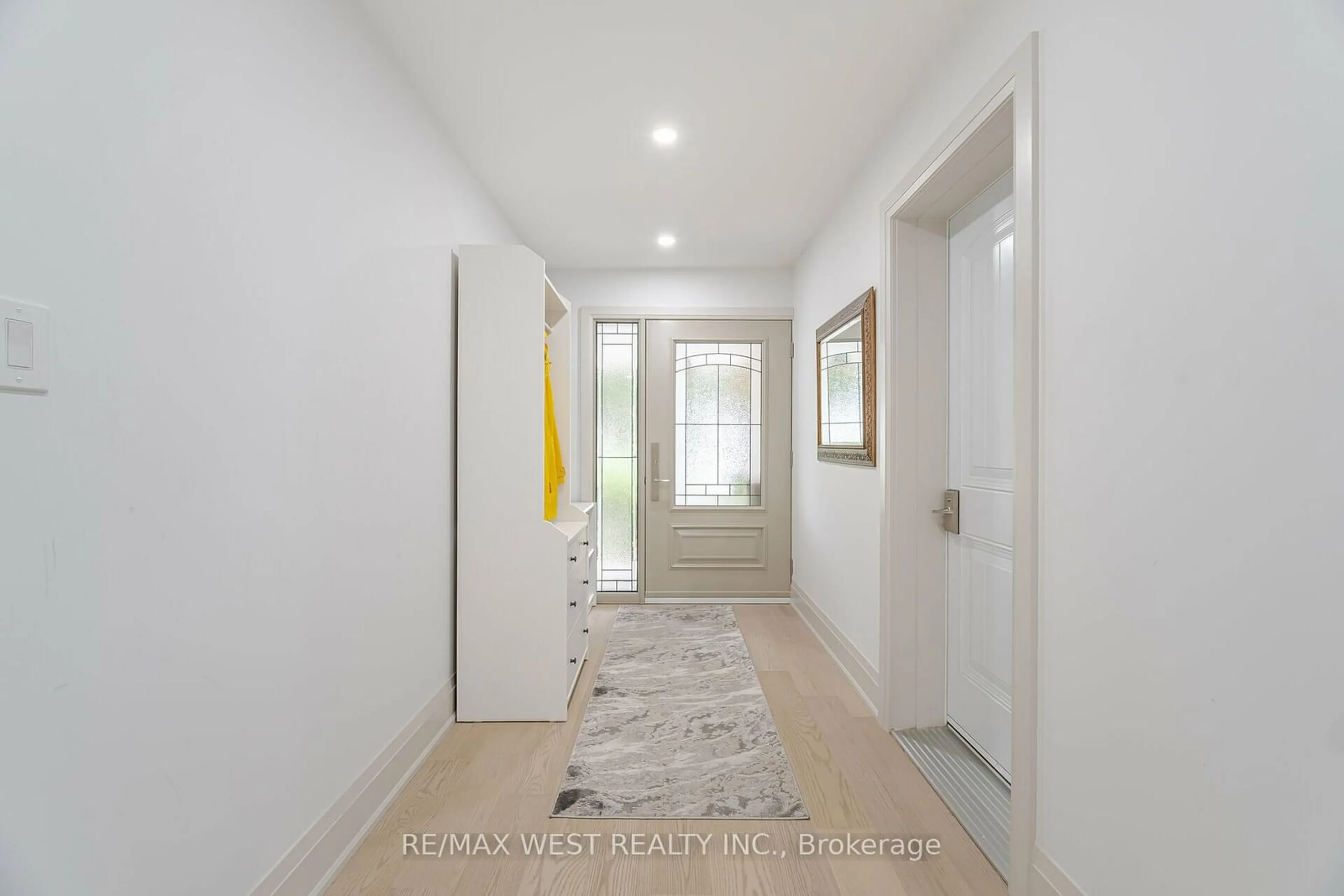 Indoor entryway, wood floors for 50 Bruce Farm Dr, Toronto Ontario M2H 1G5