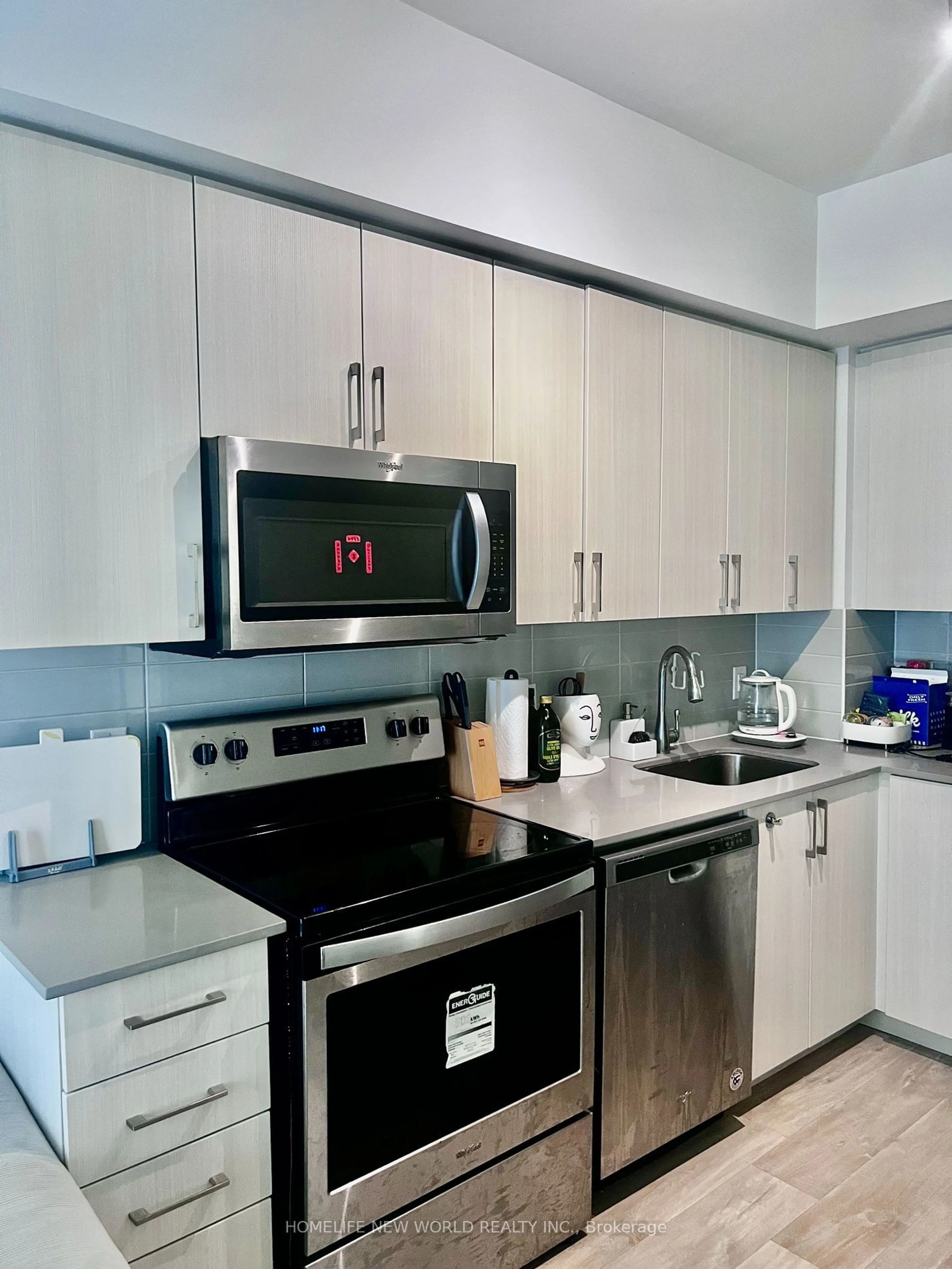 Standard kitchen for 591 Sheppard Ave #608, Toronto Ontario M2K 0G2