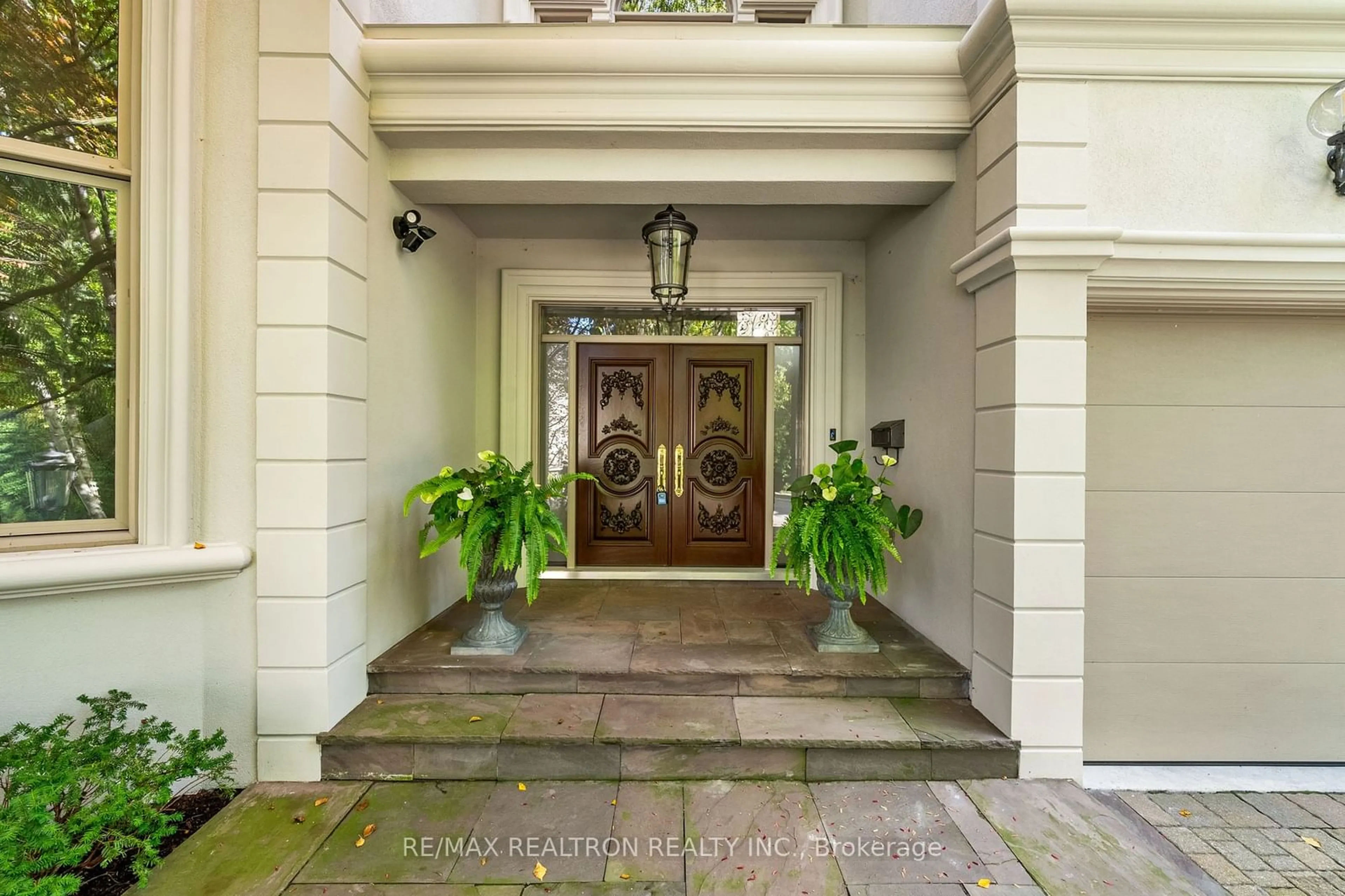 Indoor foyer, wood floors for 171 Beechwood Ave, Toronto Ontario M2L 1J9