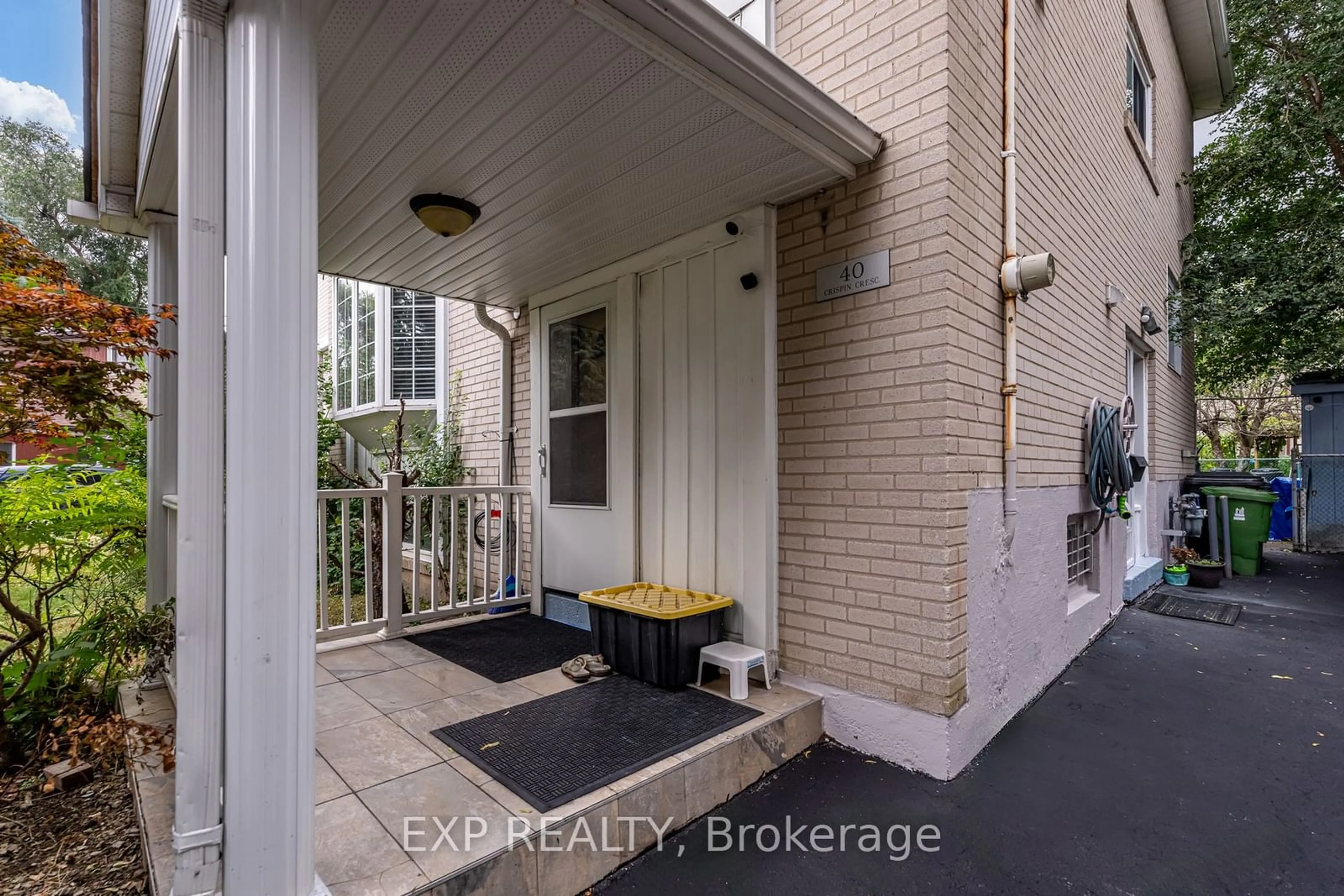 Indoor entryway for 40 Crispin Cres, Toronto Ontario M2R 2V7