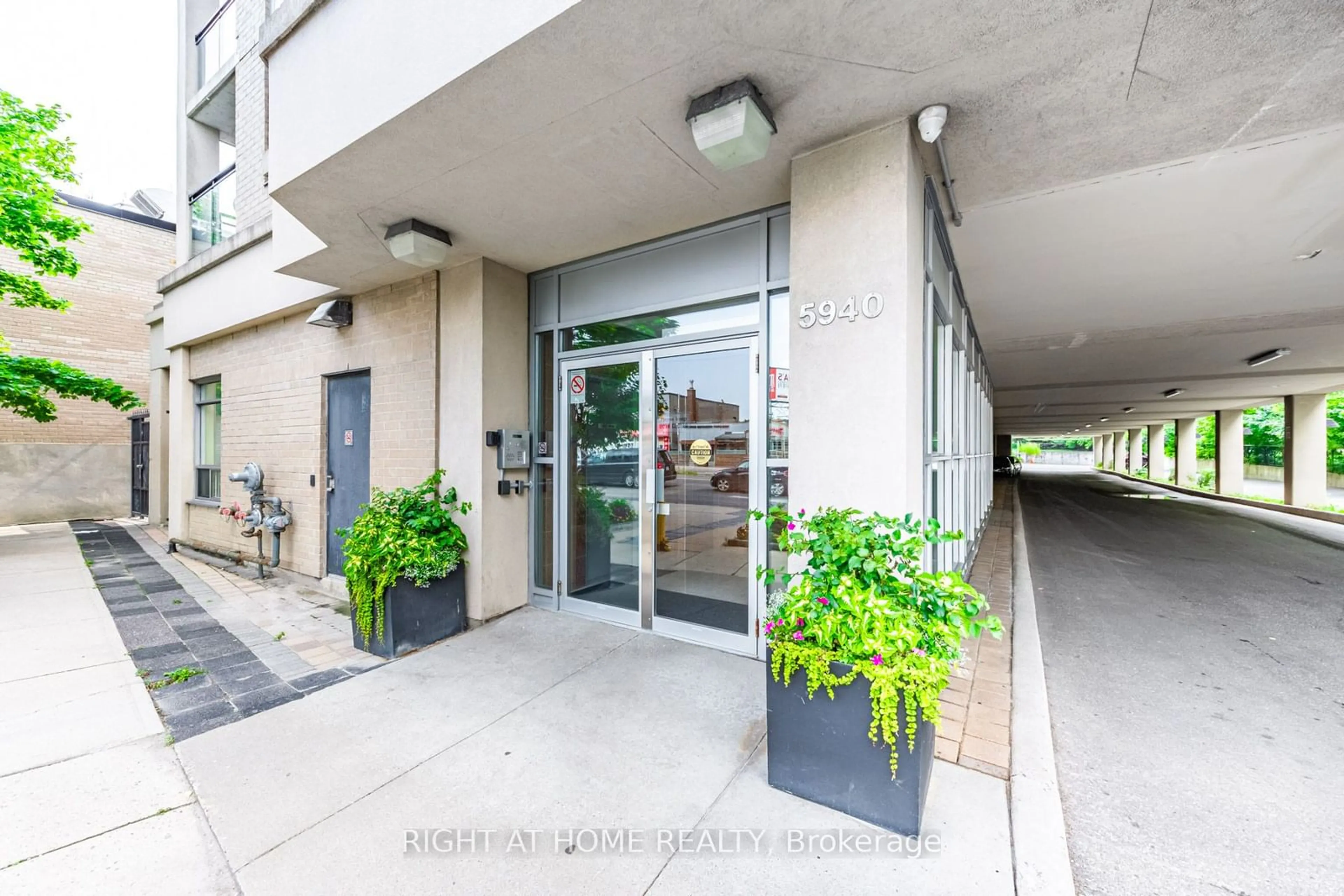 Indoor foyer for 5940 Yonge St. St #607, Toronto Ontario M2M 4M6