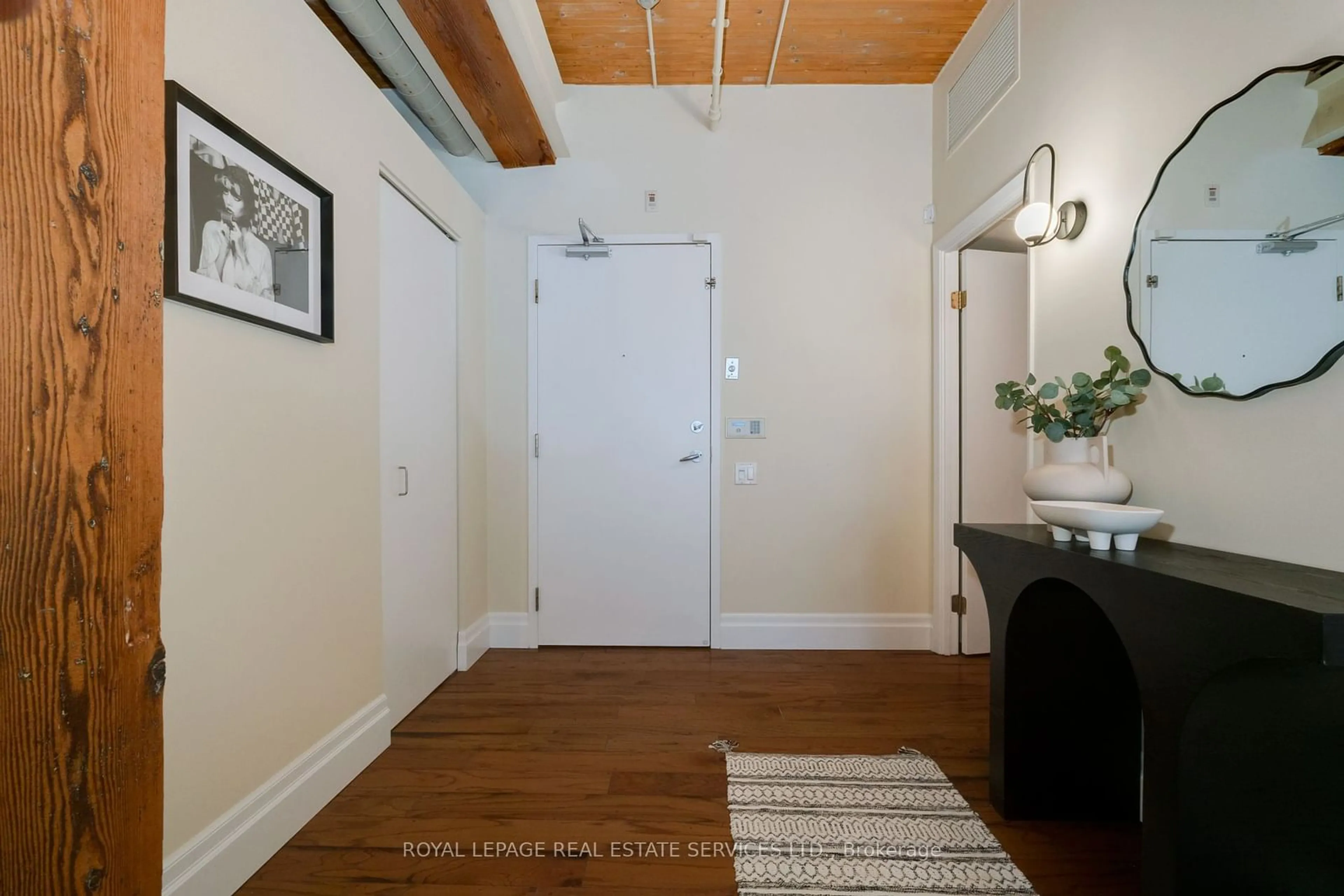 Indoor entryway, wood floors for 781 King St #406, Toronto Ontario M5V 1N4