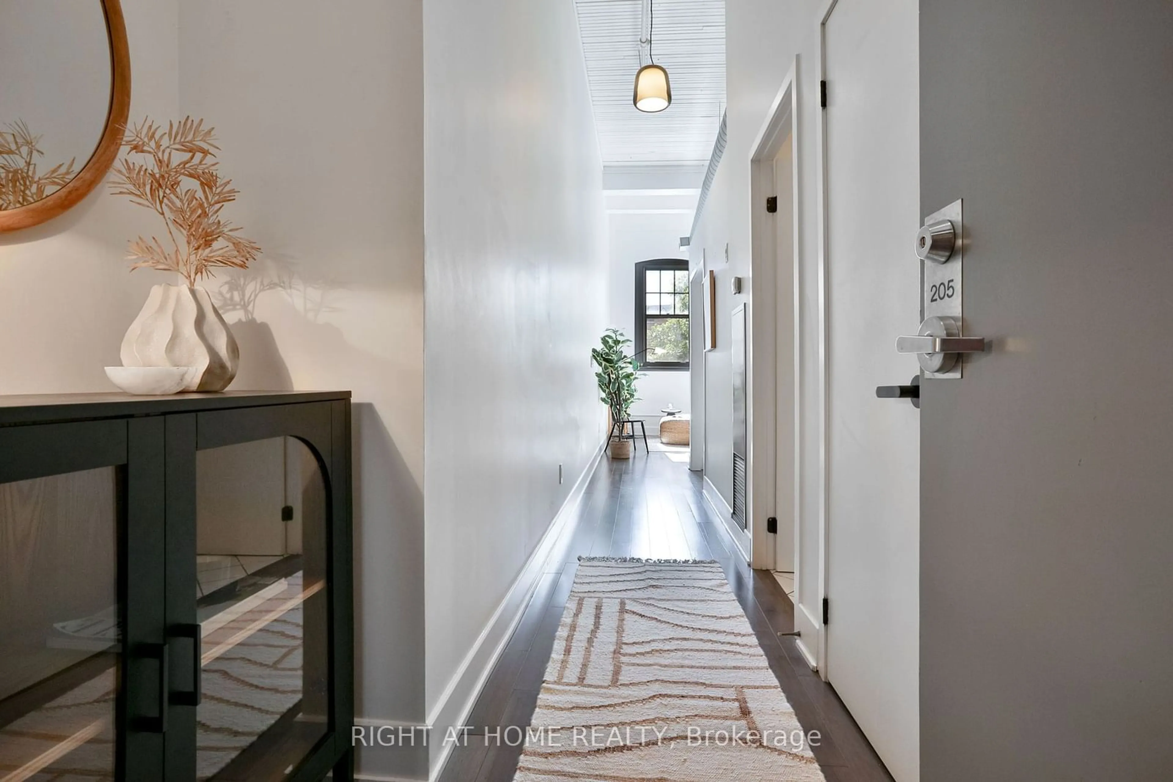 Indoor entryway for 183 Dovercourt Rd #205, Toronto Ontario M6J 3C1