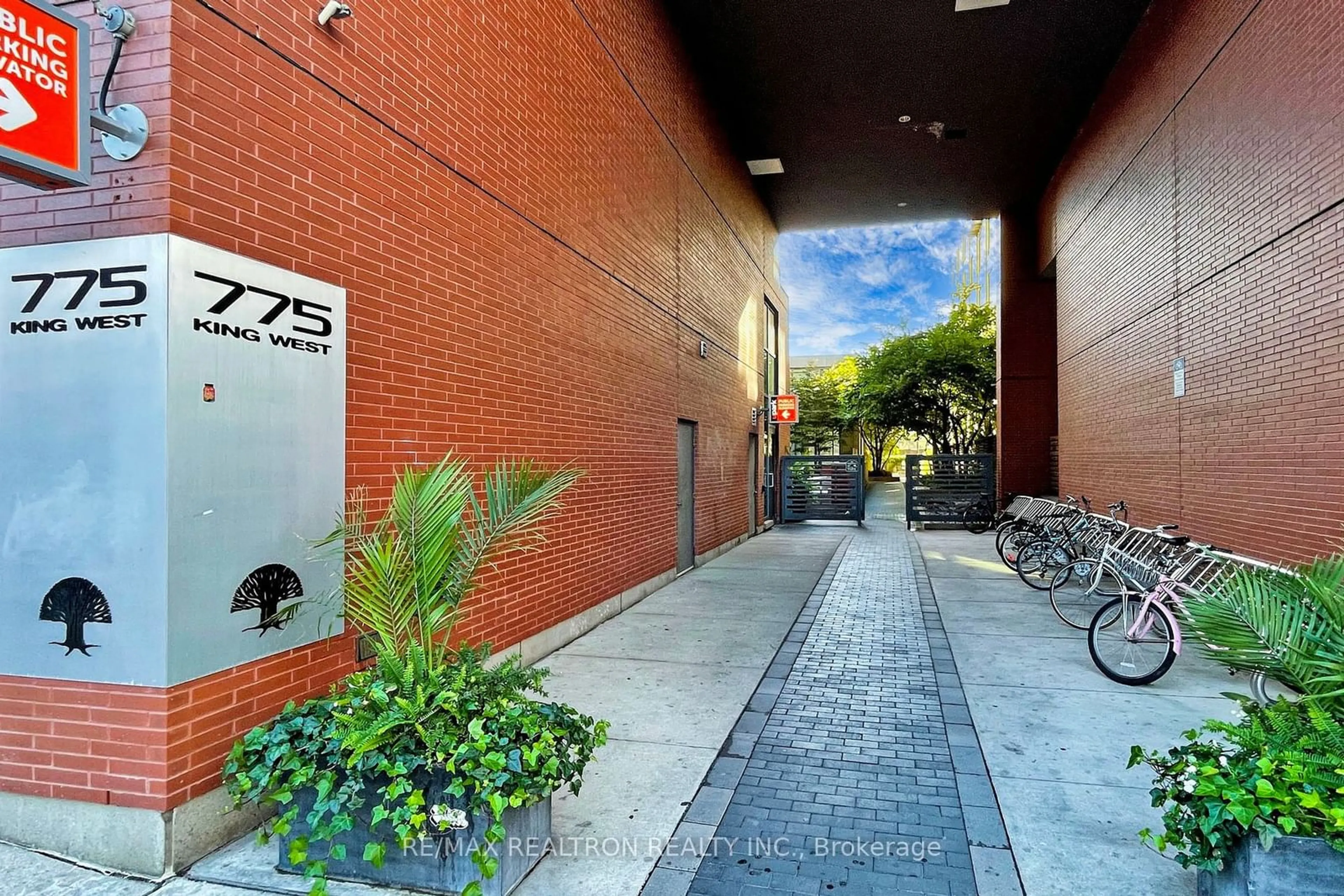 Patio for 775 King St #222, Toronto Ontario M5V 2K3