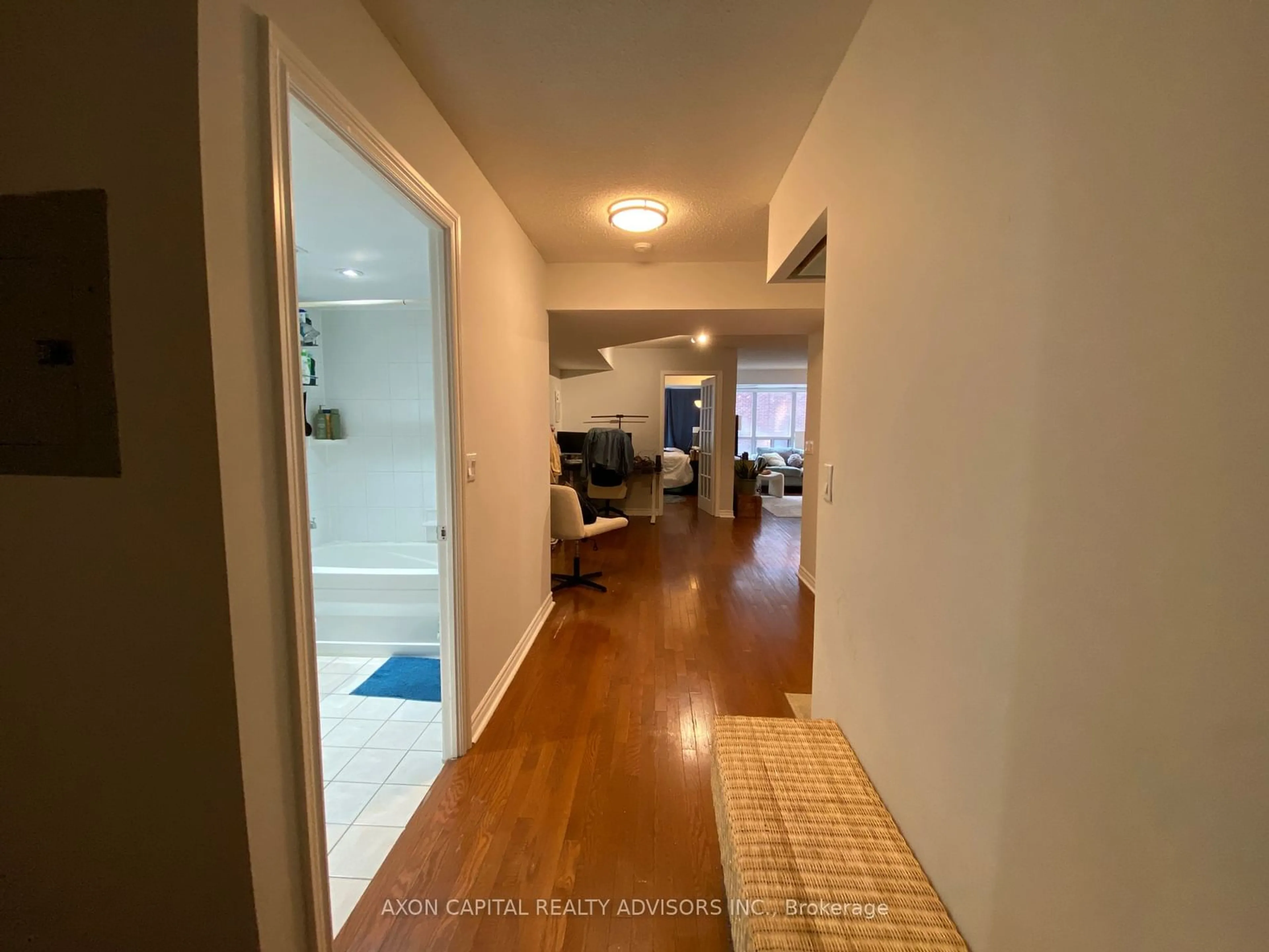 Indoor entryway, wood floors for 270 Wellington St #205, Toronto Ontario M5V 3P5