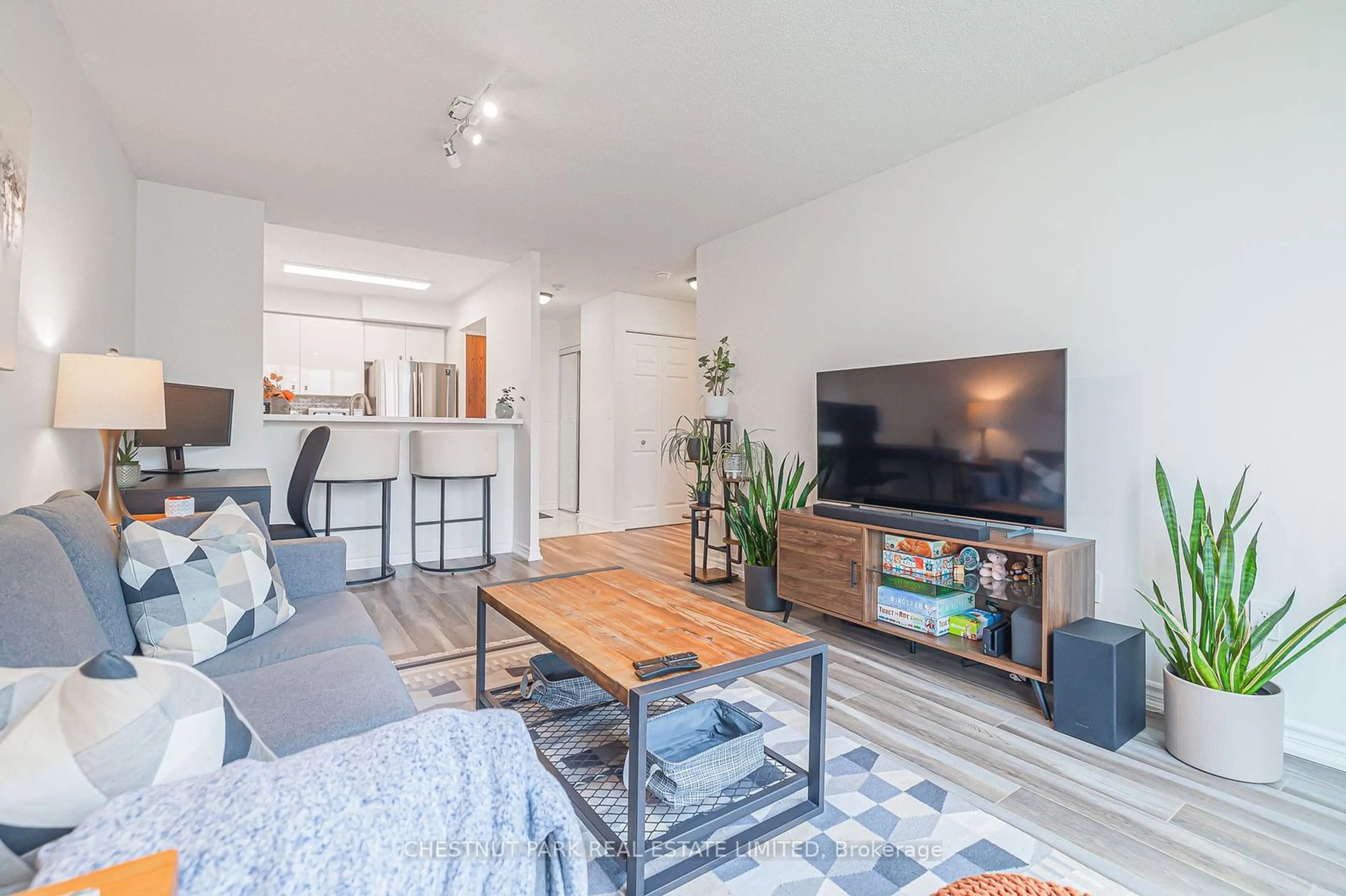 Living room for 18 Pemberton Ave #PH02, Toronto Ontario M2M 4K9