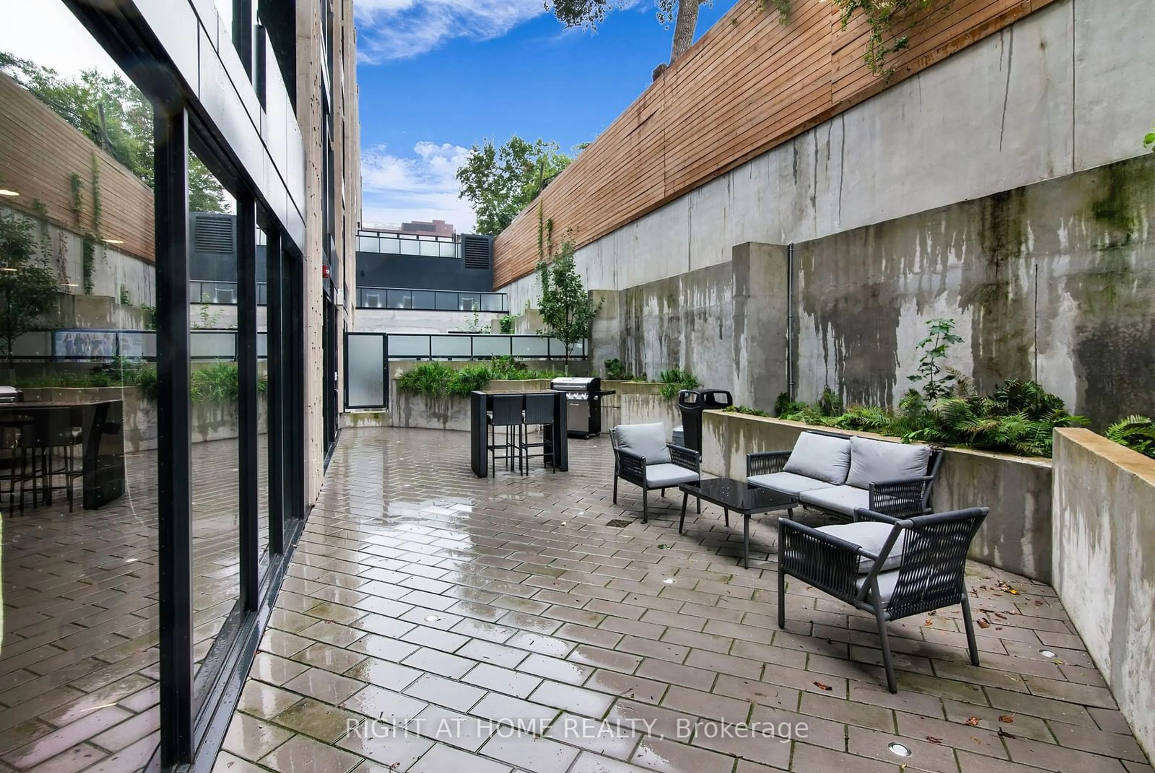 Patio, the front or back of building for 840 St Clair Ave #512, Toronto Ontario M6C 1C1