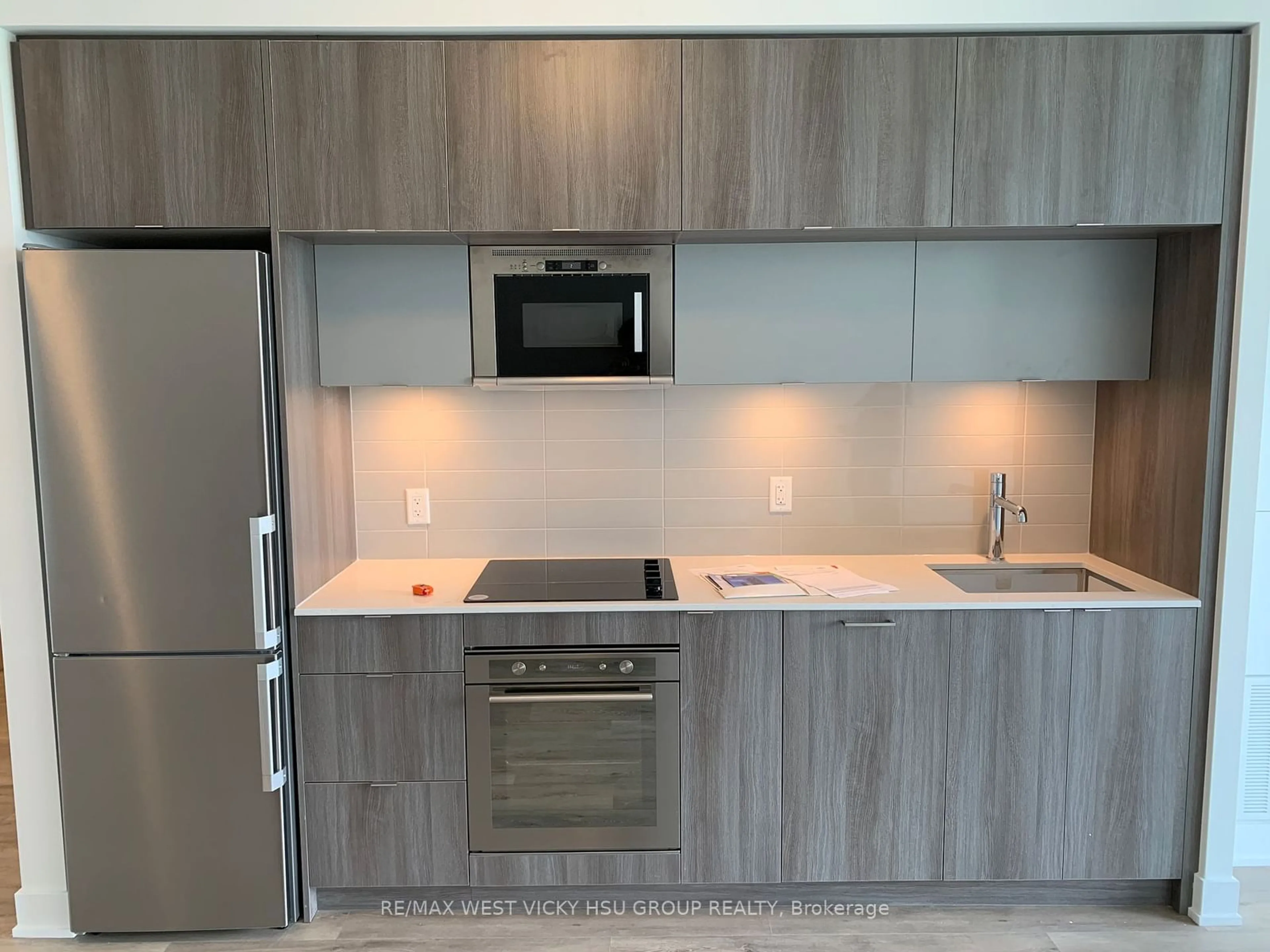 Standard kitchen for 585 Bloor St #3624, Toronto Ontario M4W 0B3