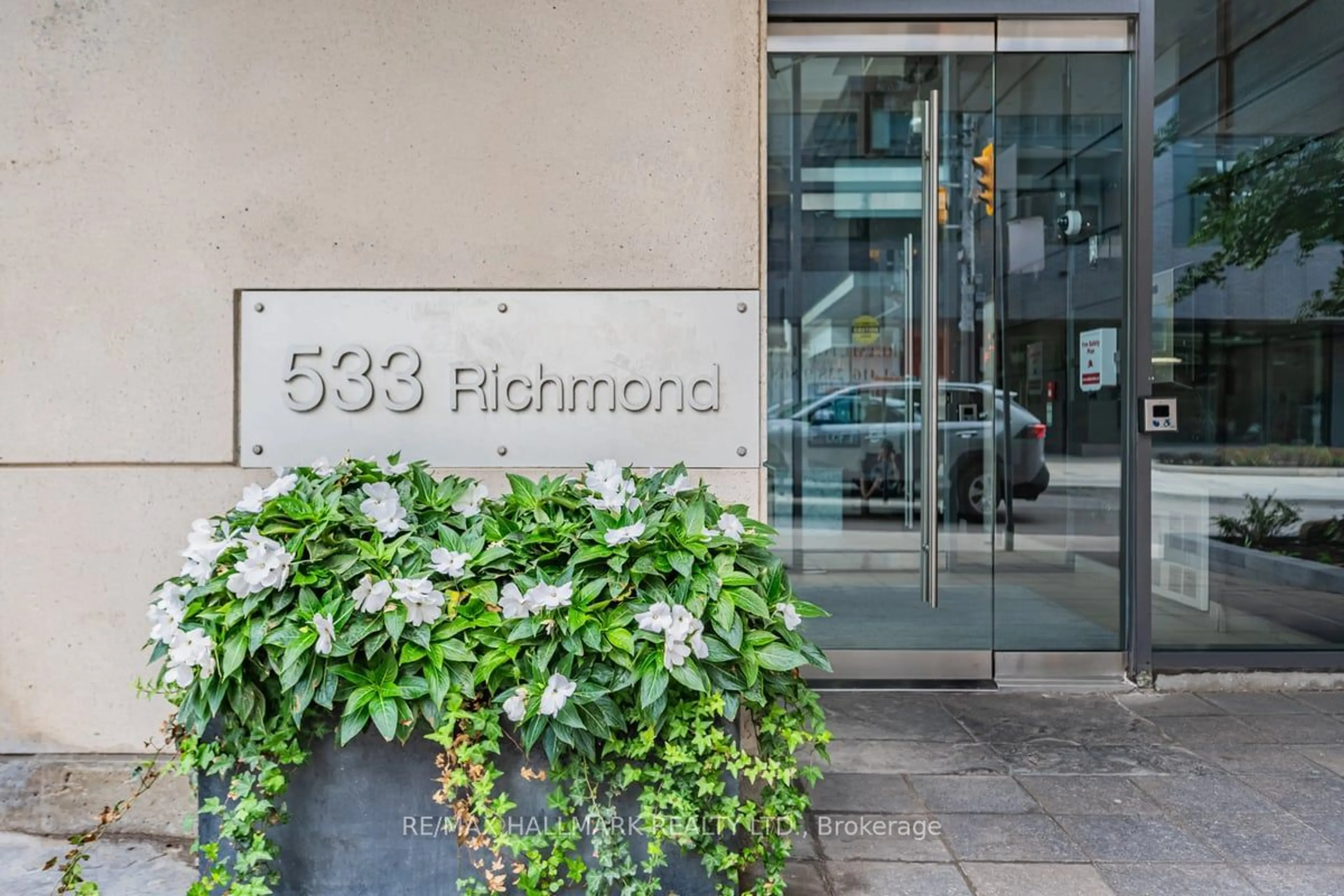 Outside view for 533 Richmond St #502, Toronto Ontario M5V 3Y1