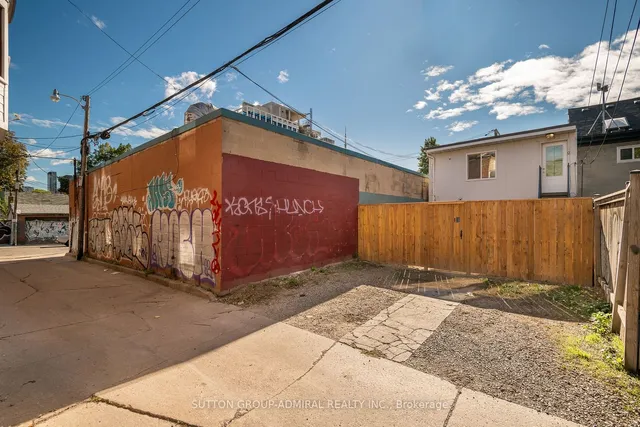 Primary image of 658 Dundas St