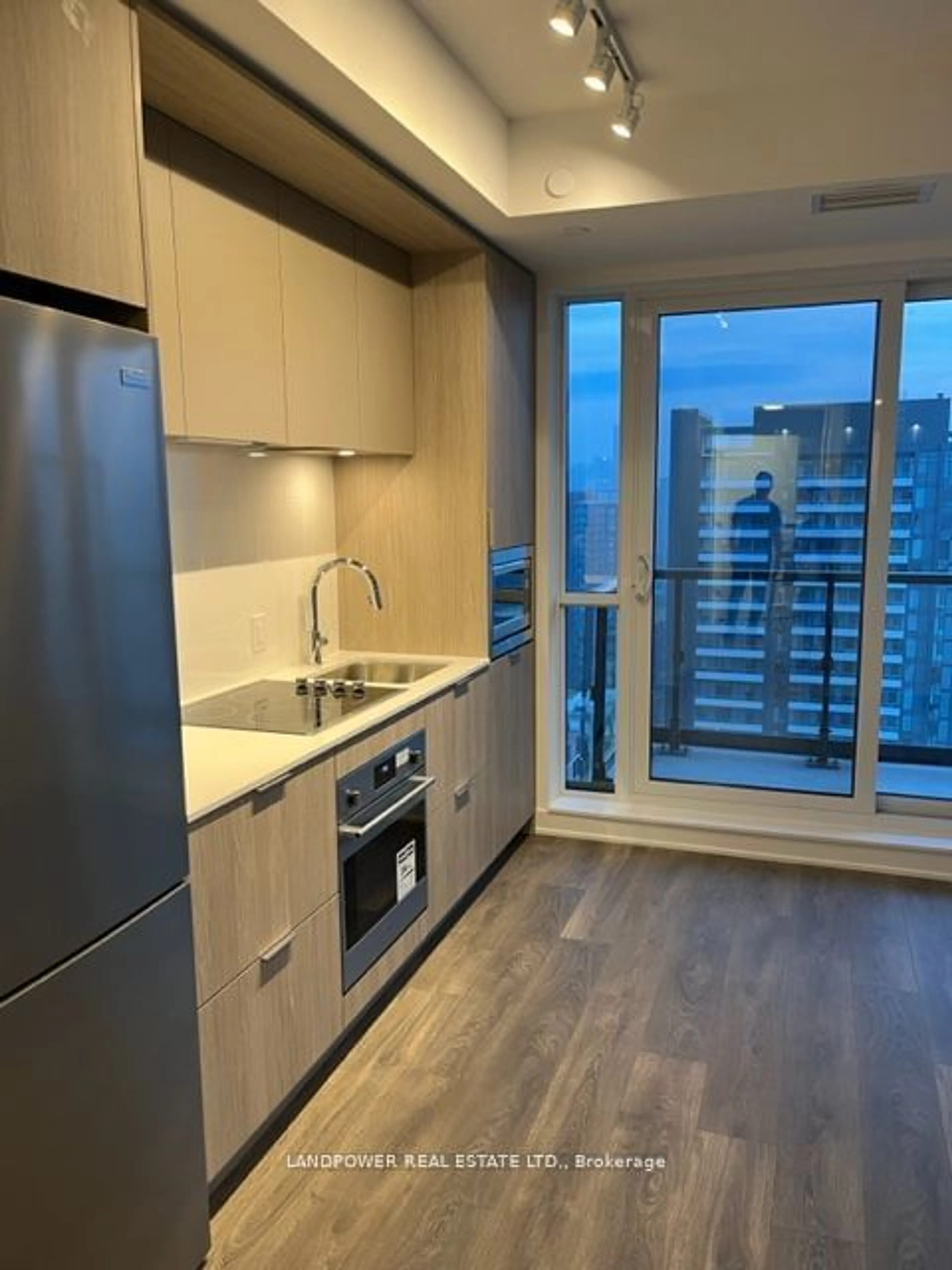 Standard kitchen for 130 River St #2806, Toronto Ontario M5A 0R8