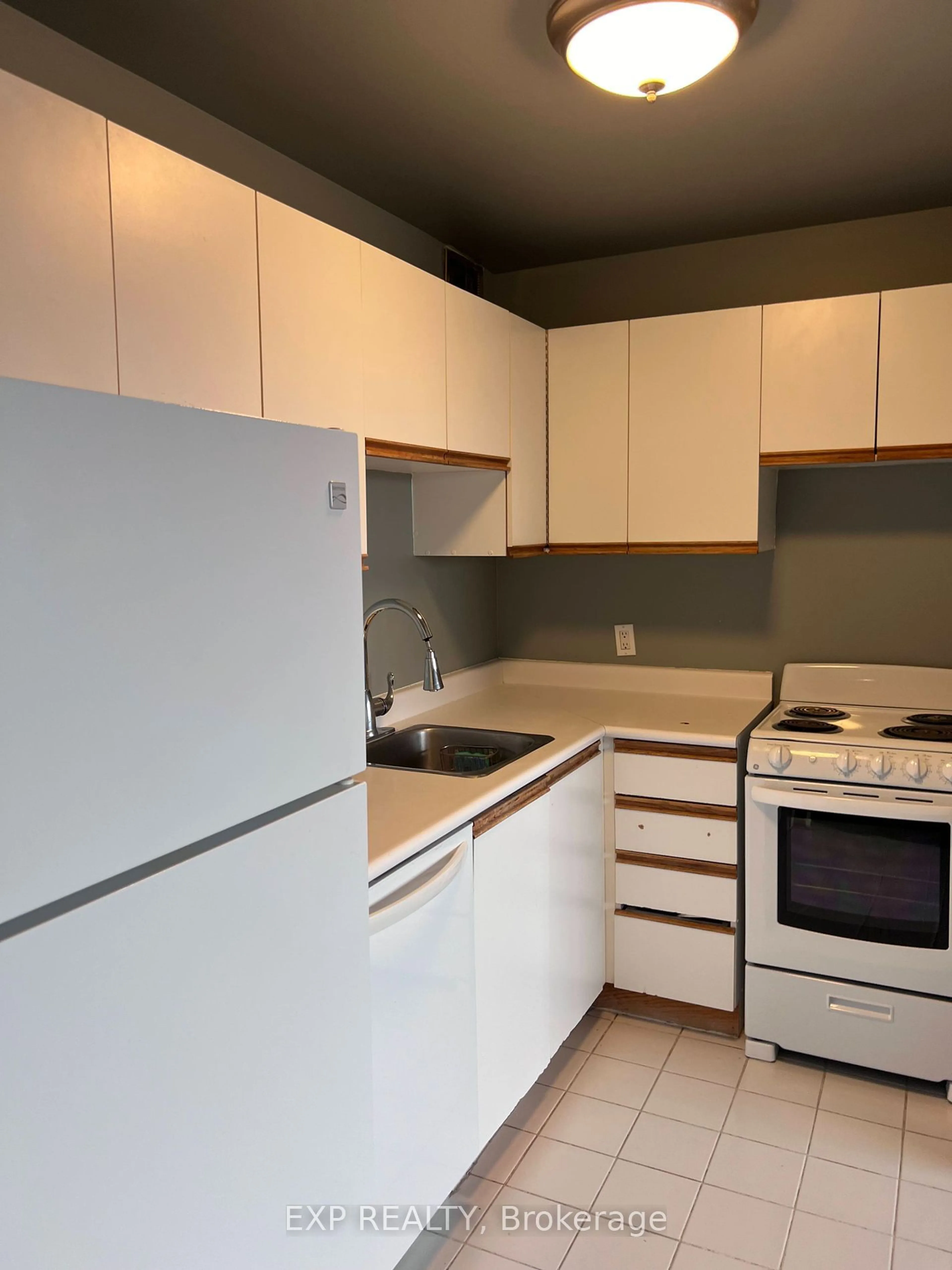 Standard kitchen for 914 Yonge St #1610, Toronto Ontario M4W 3C8