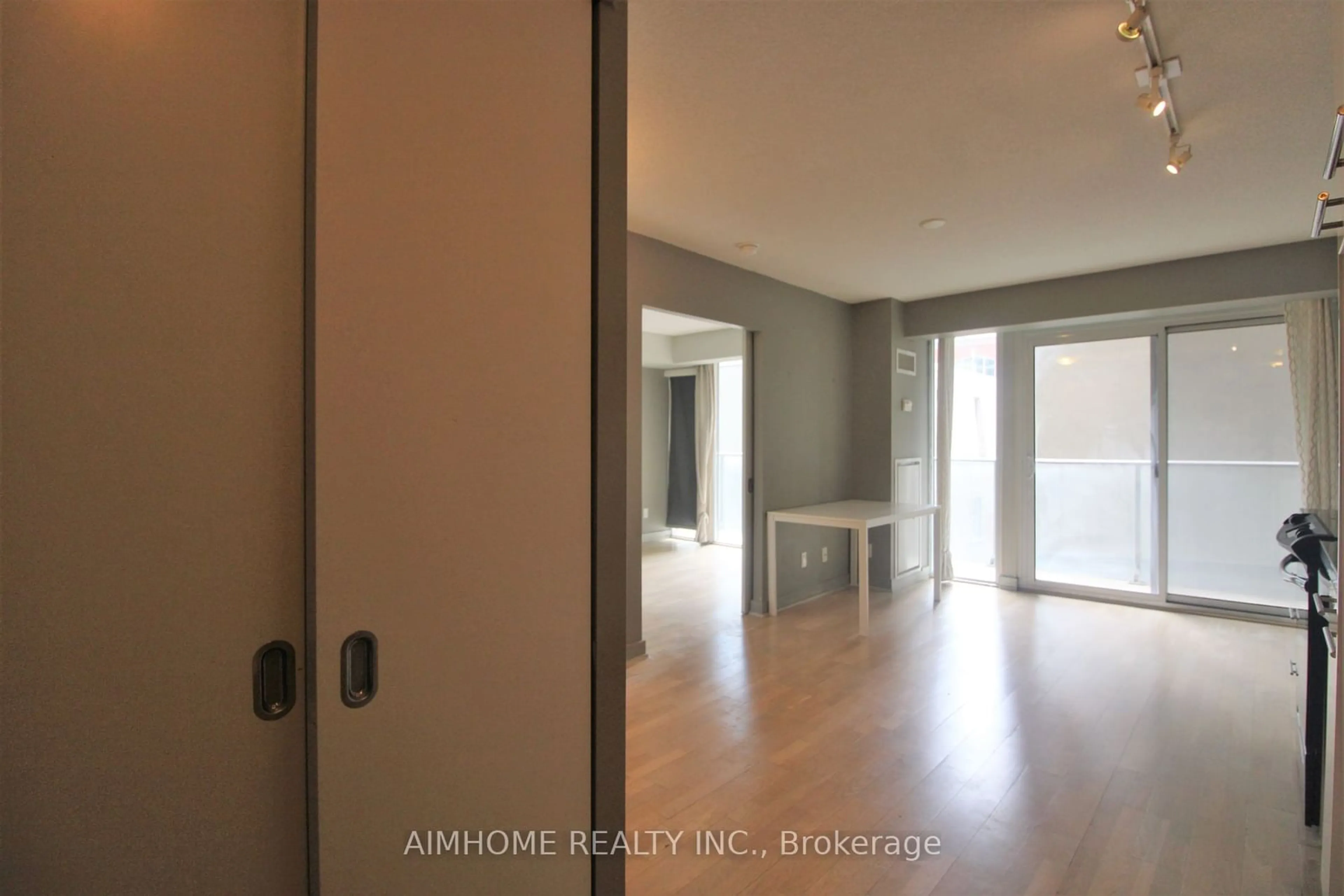 A pic of a room for 126 Simcoe St #401, Toronto Ontario M5H 4E6