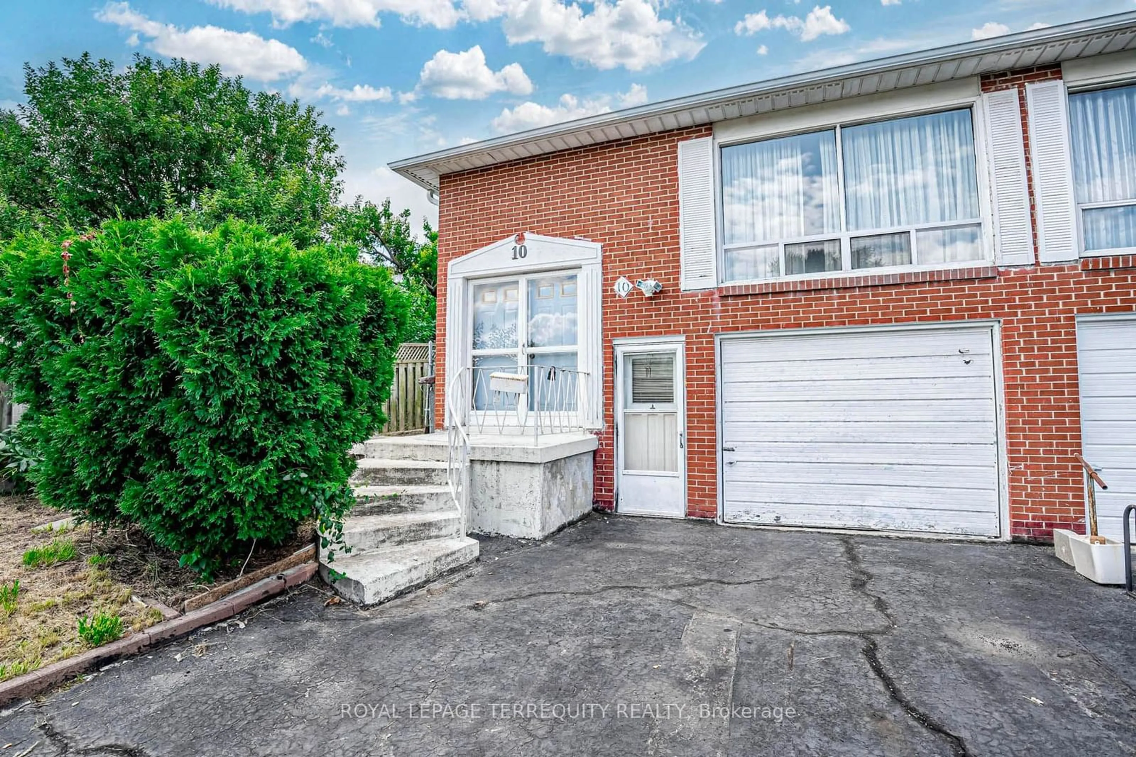 A pic from exterior of the house or condo, the street view for 10 Yucatan Rd, Toronto Ontario M2H 2K8