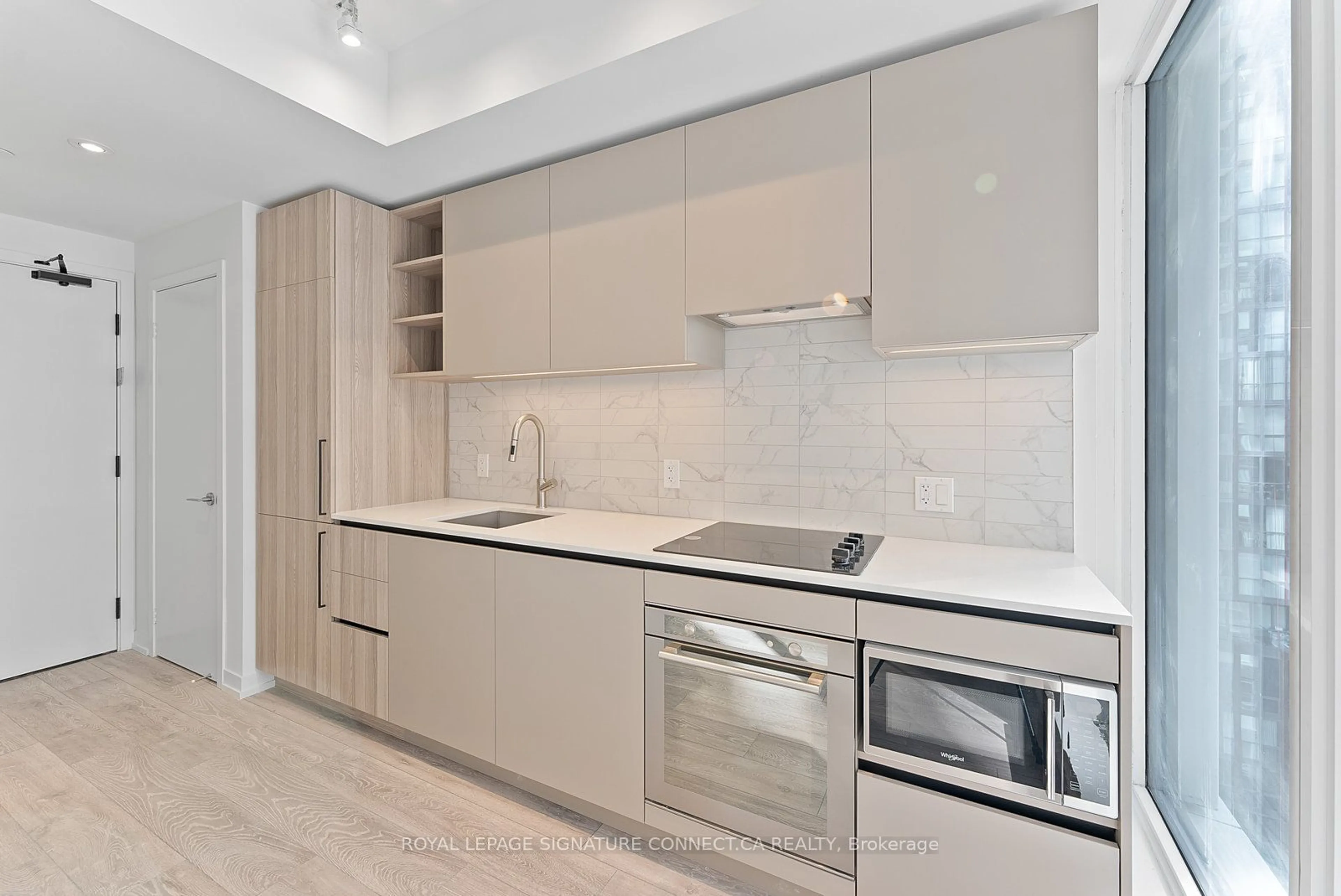 Standard kitchen, wood floors for 55 Mercer St #1606, Toronto Ontario M5V 3W2