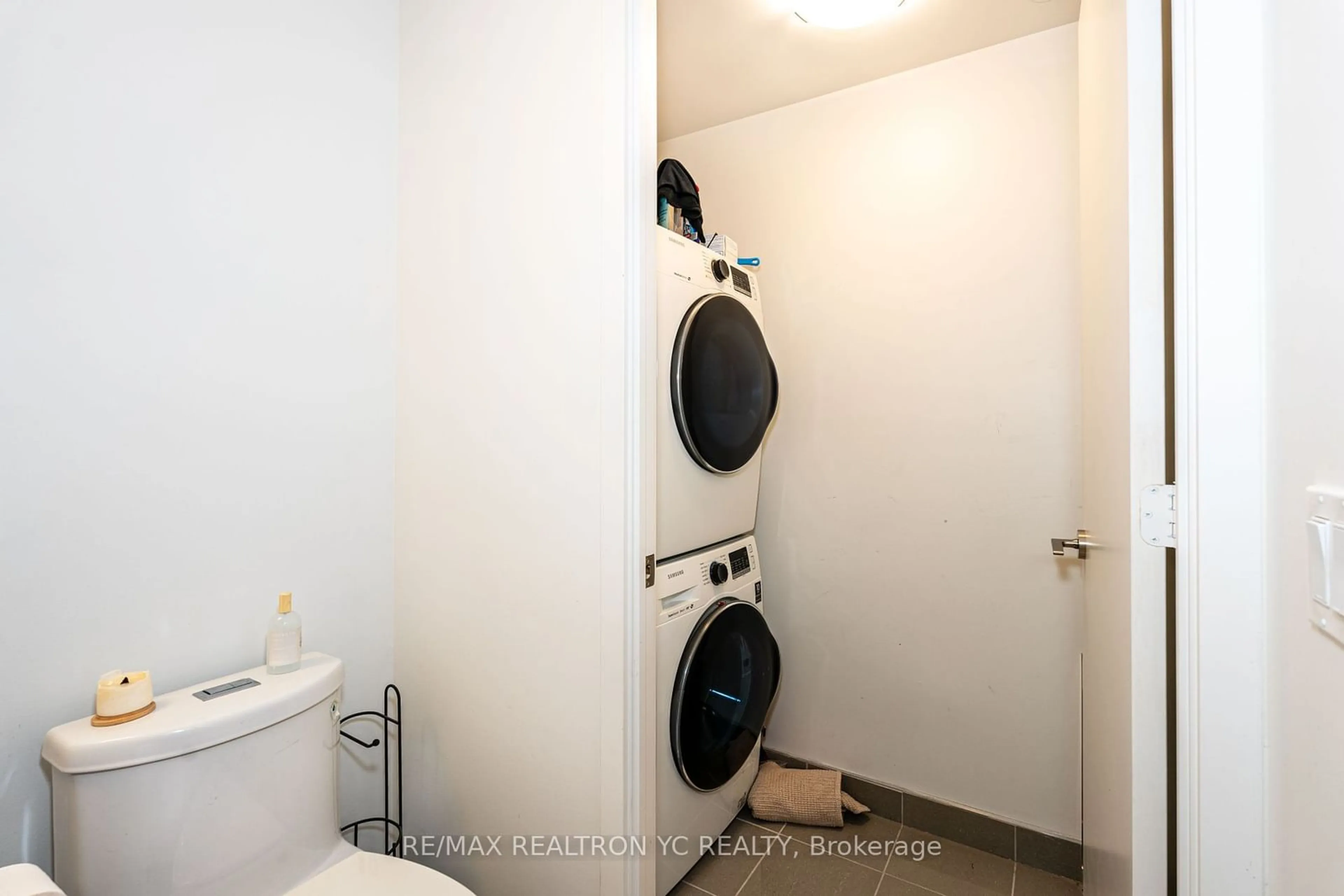 Laundry room for 158 Front St #2114, Toronto Ontario M5A 0K9