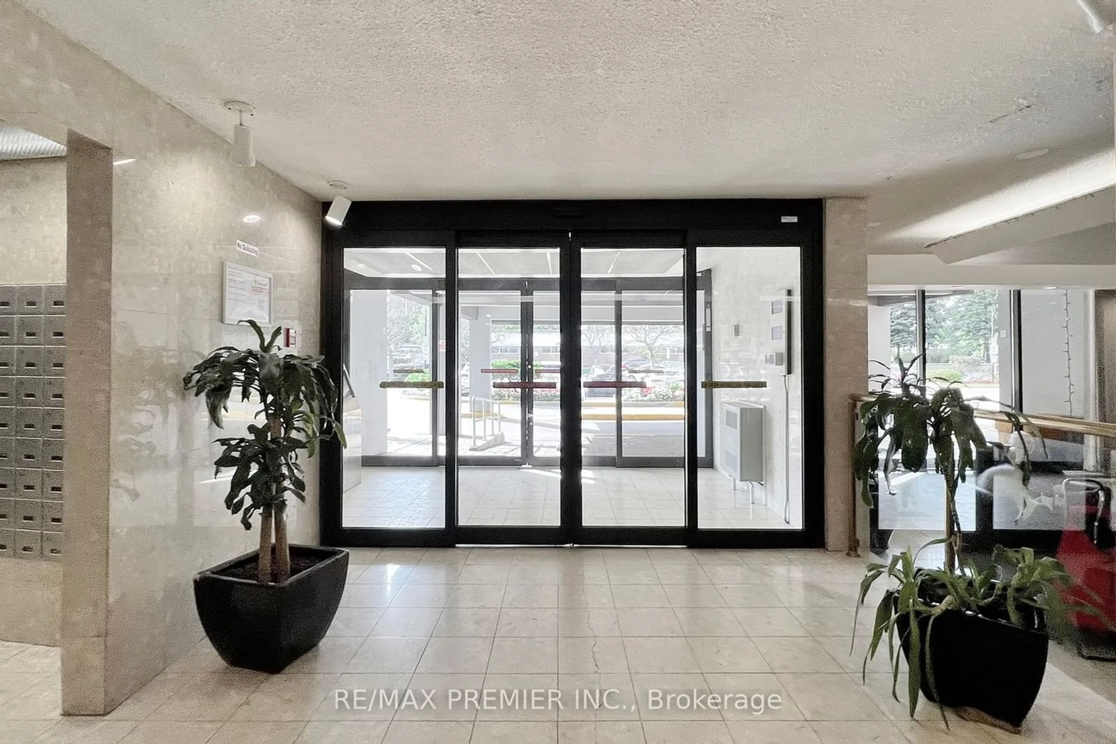 Indoor foyer for 60 Pavane  Linkway #PH11, Toronto Ontario M3C 1A2