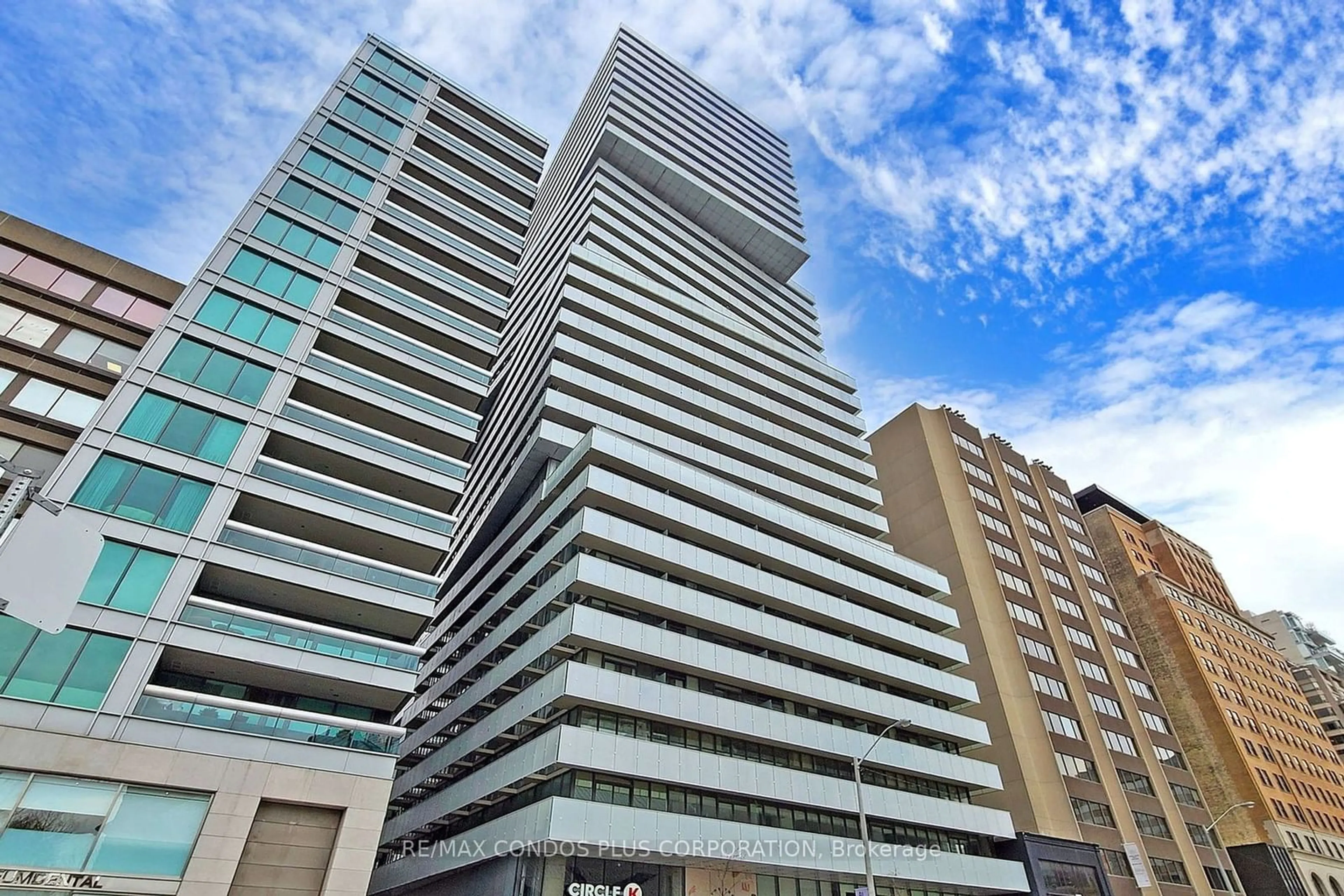 A pic from exterior of the house or condo for 200 Bloor St #2105, Toronto Ontario M5S 0B1