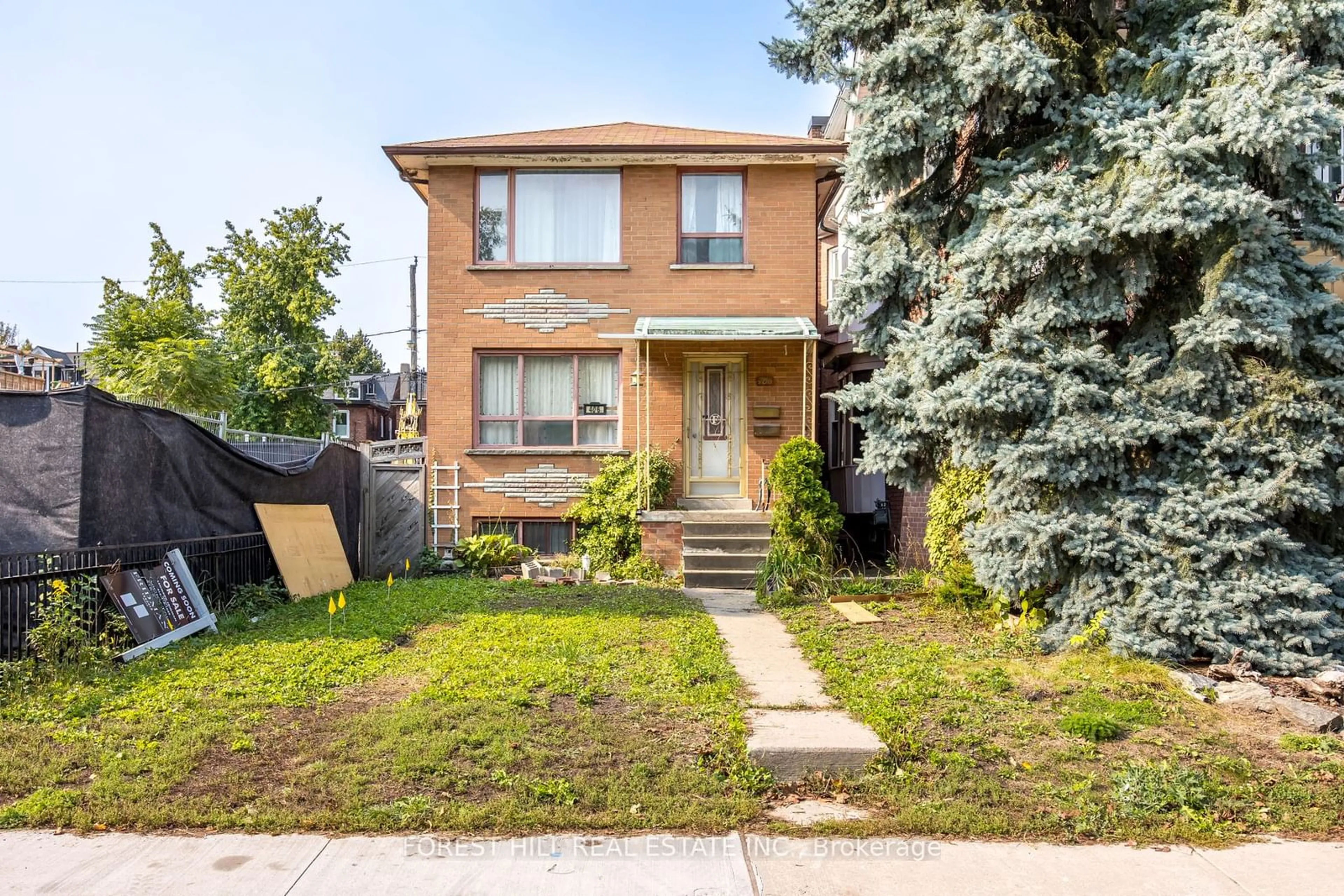 Frontside or backside of a home, the fenced backyard for 406 Palmerston Blvd, Toronto Ontario M6G 2N8