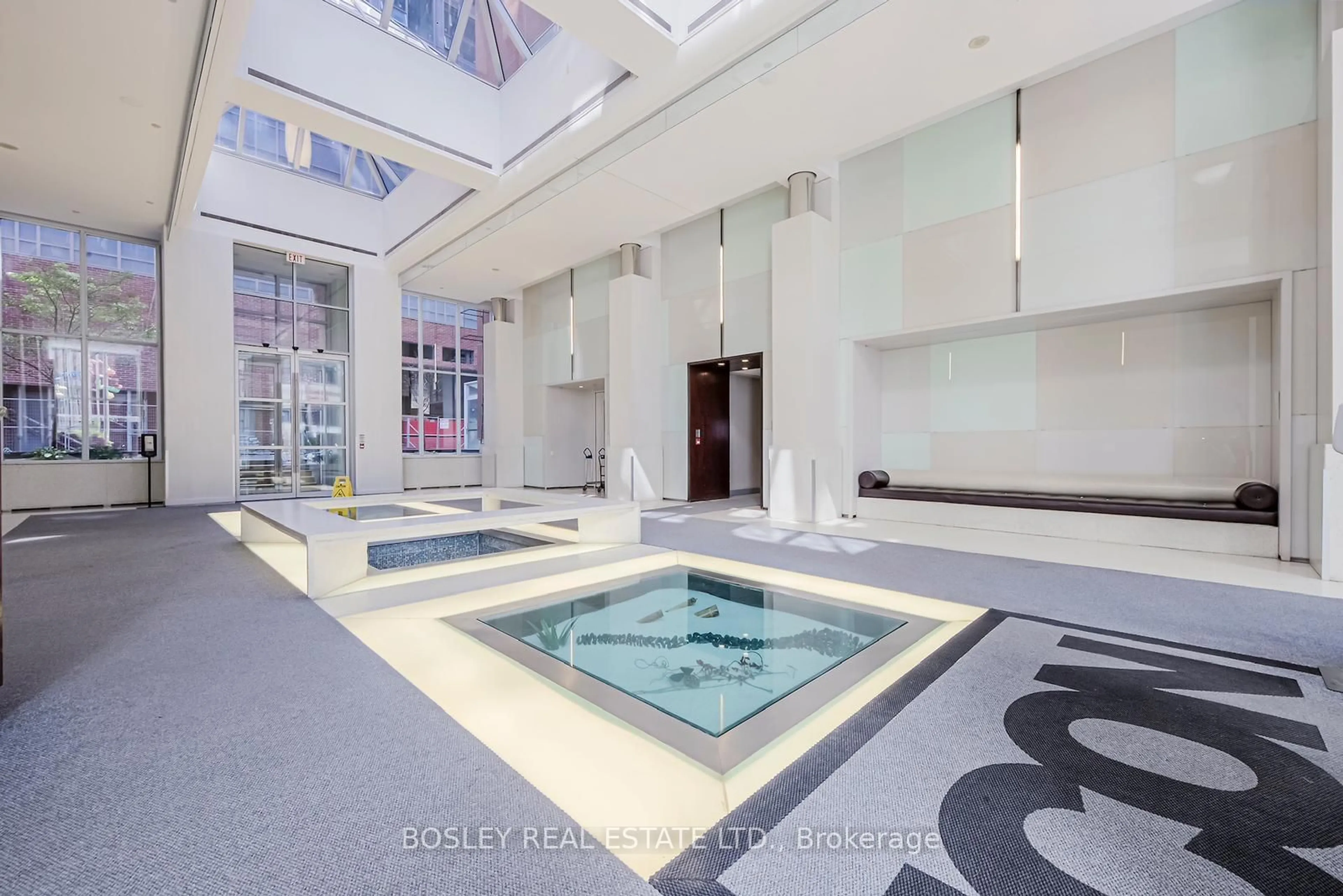 Indoor or outdoor pool for 250 Wellington St #1042, Toronto Ontario M5V 3P6