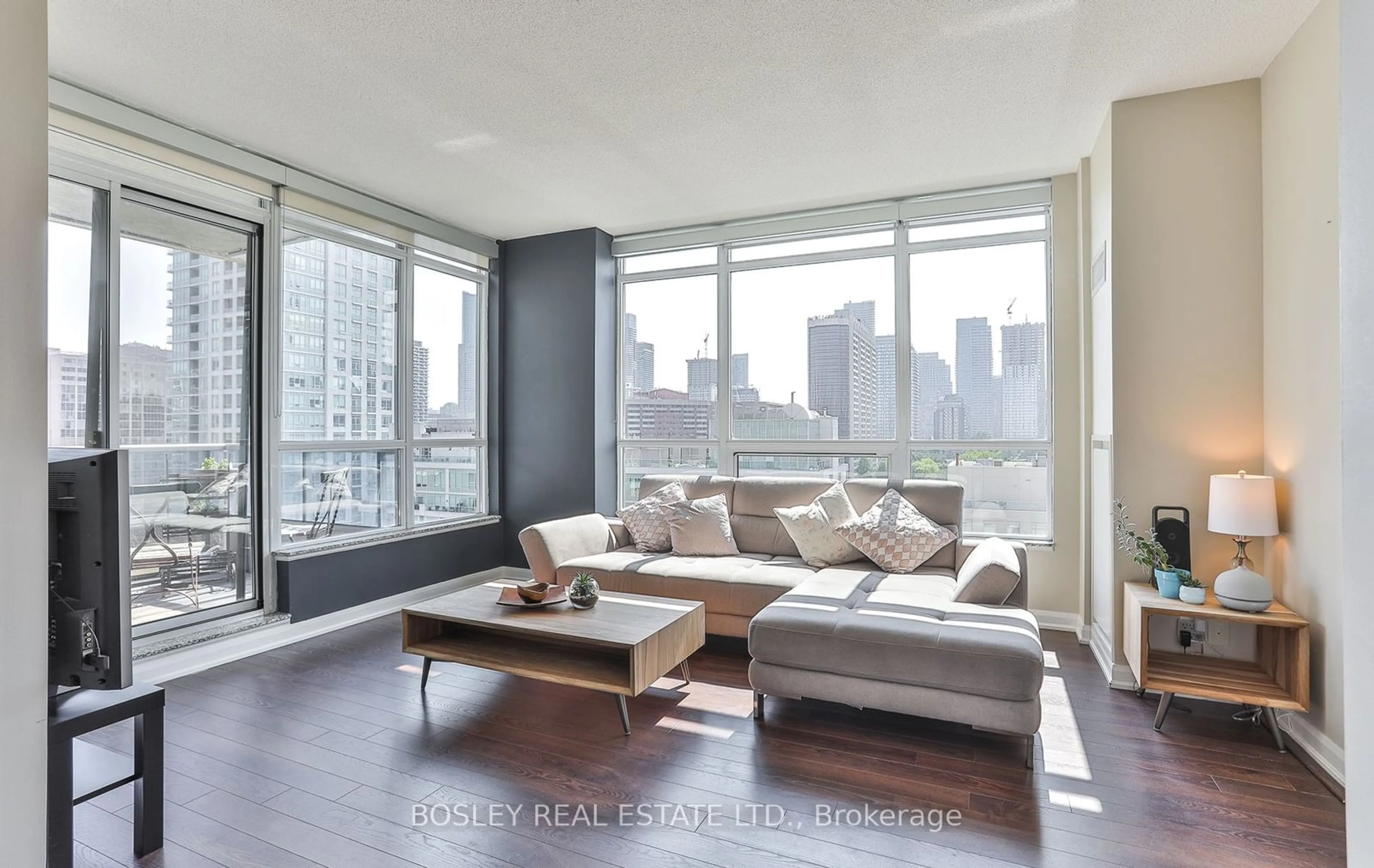 Living room for 500 Sherbourne St #809, Toronto Ontario M4X 1L1