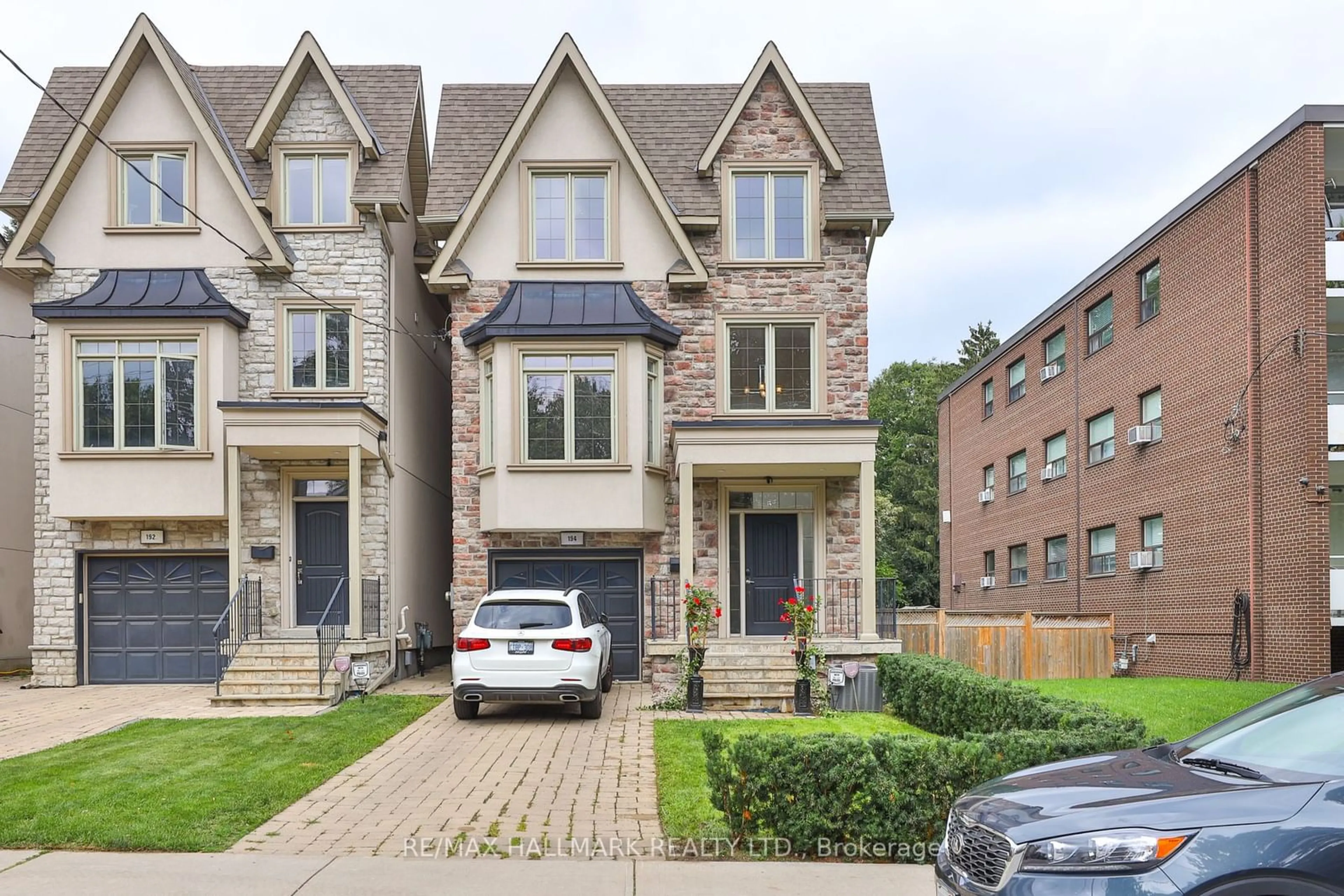 A pic from exterior of the house or condo, the street view for 194 Erskine Ave, Toronto Ontario M4P 1Z4