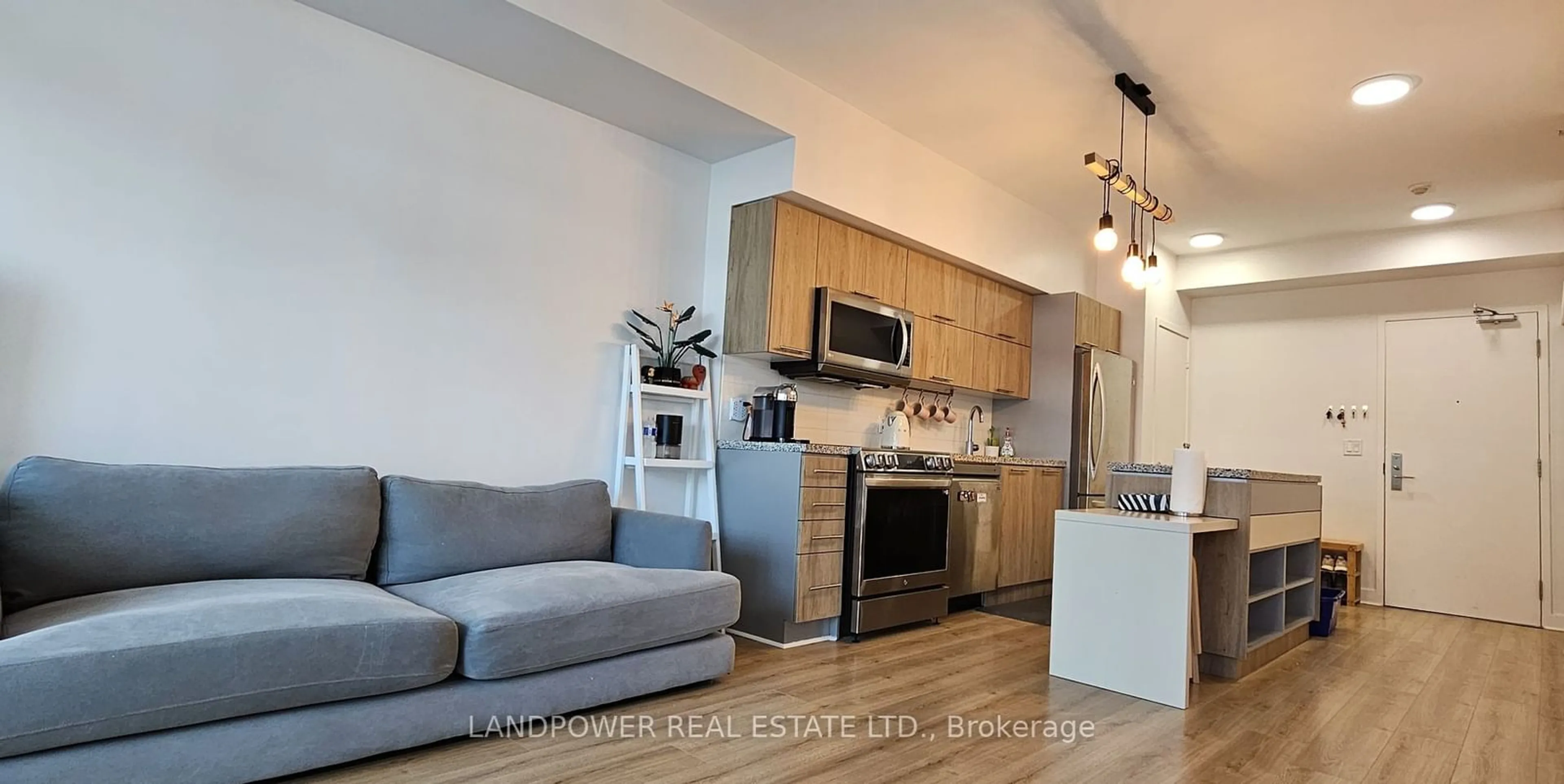 Open concept kitchen for 21 Nelson St #813, Toronto Ontario M5V 3H9