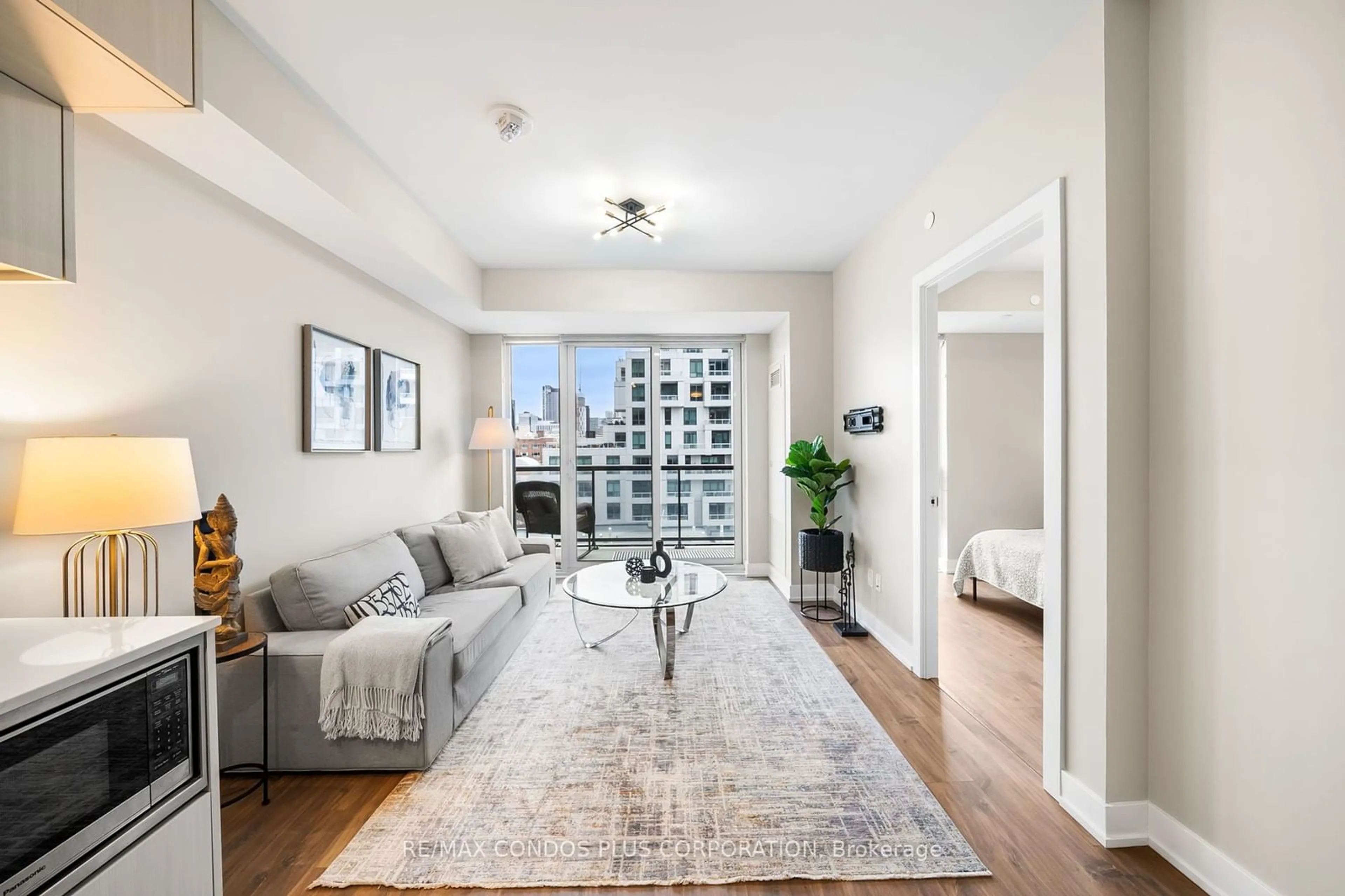 Living room, wood floors for 80 Vanauley St #511, Toronto Ontario M5T 0C9