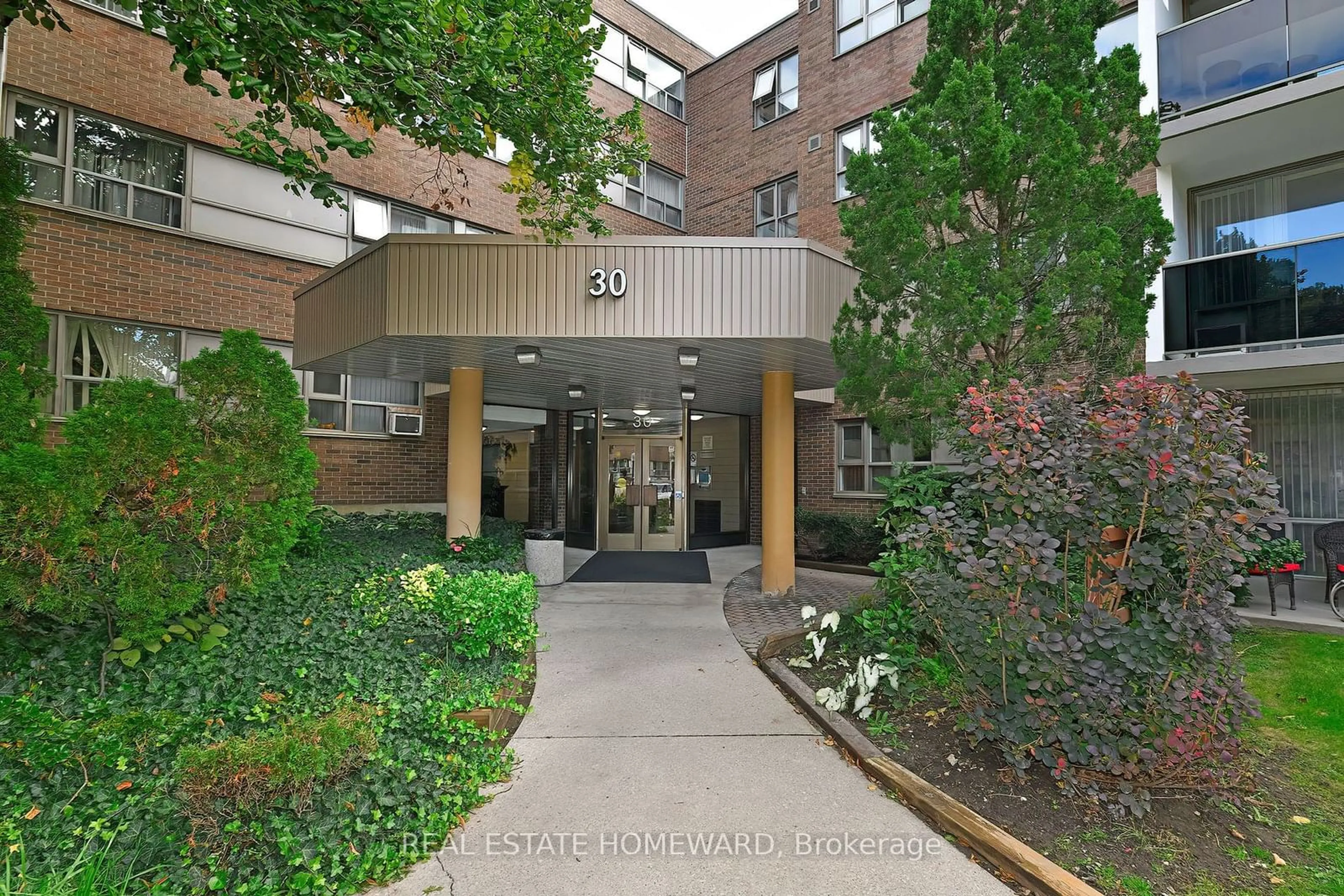 Indoor foyer for 30 Sunrise Ave #115, Toronto Ontario M4A 2R3