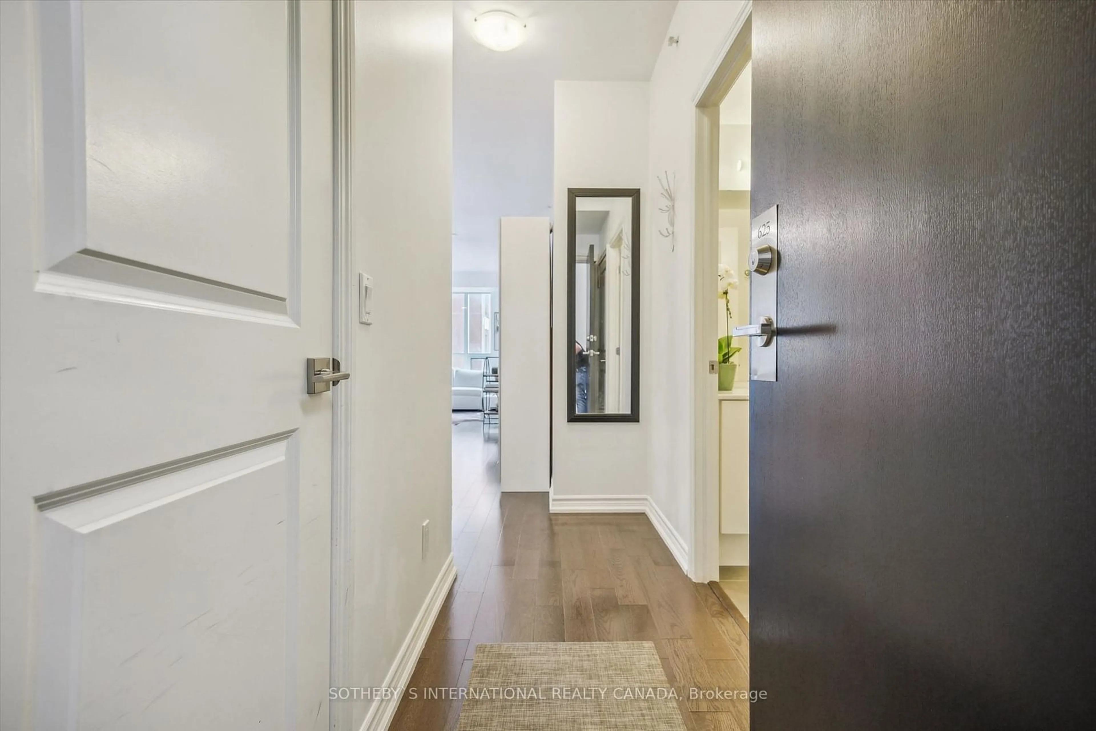 Indoor entryway for 23 Glebe Rd #625, Toronto Ontario M5P 0A1