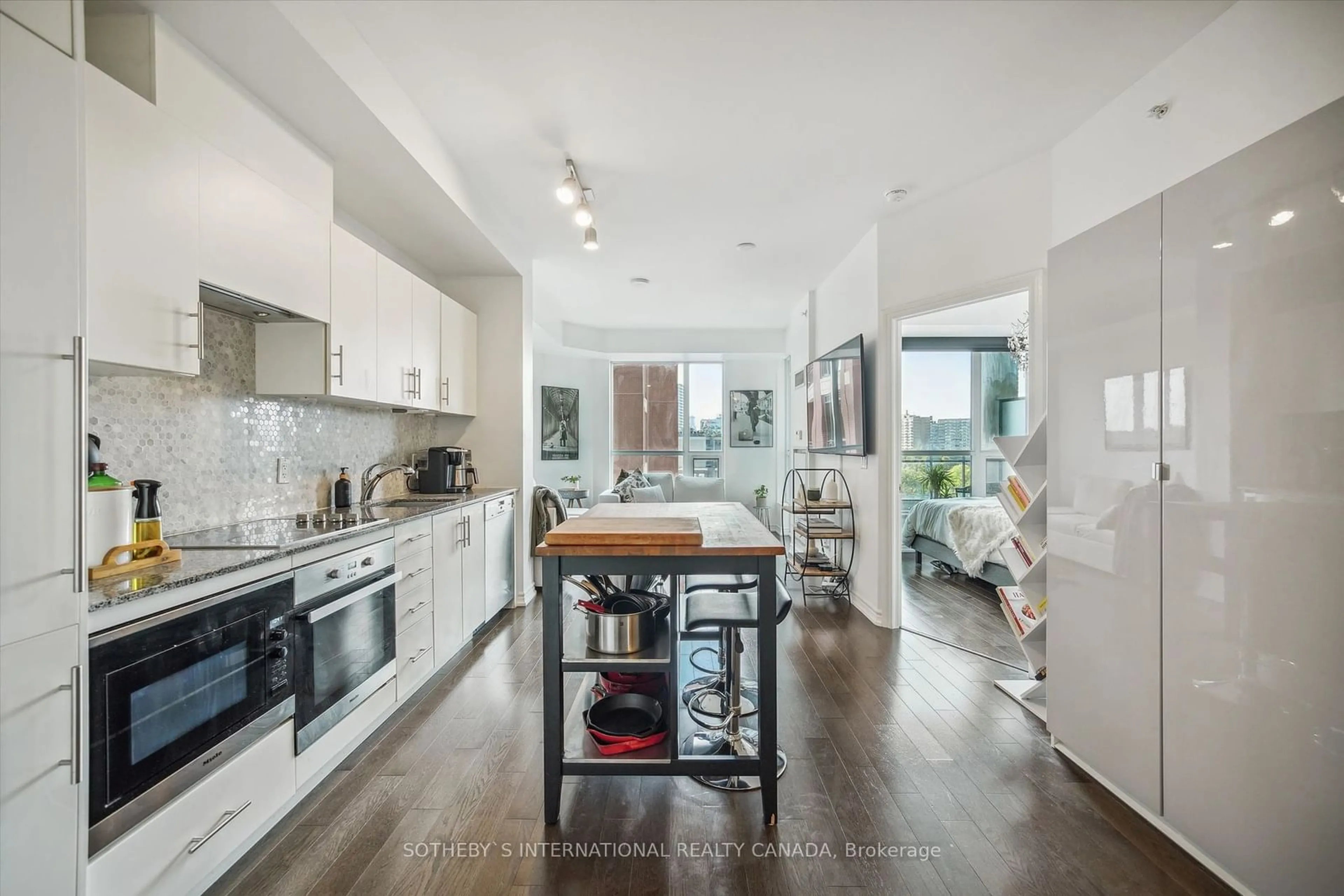 Open concept kitchen for 23 Glebe Rd #625, Toronto Ontario M5P 0A1