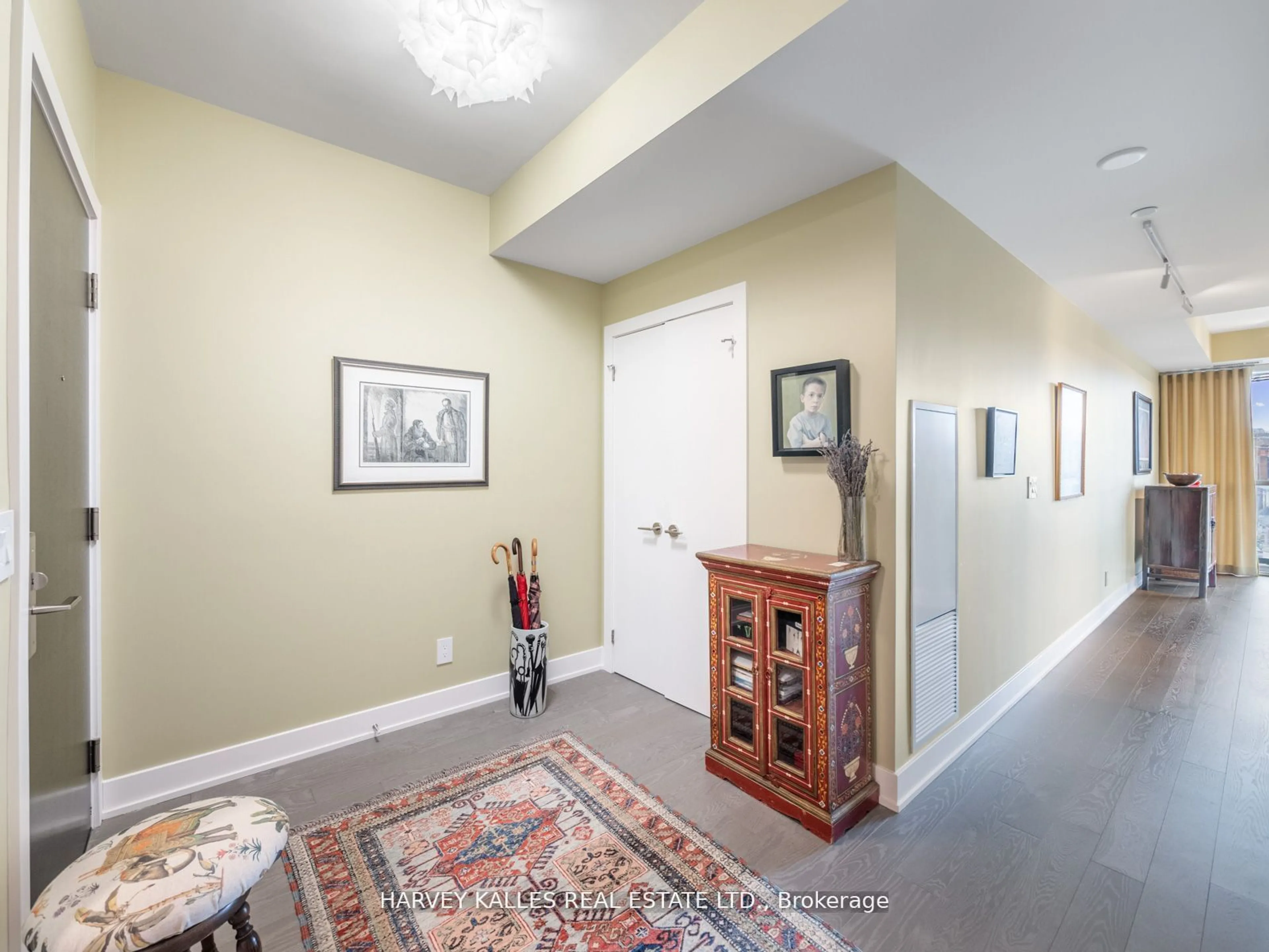 Indoor entryway, wood floors for 181 Bedford Rd #309, Toronto Ontario M5R 0C2