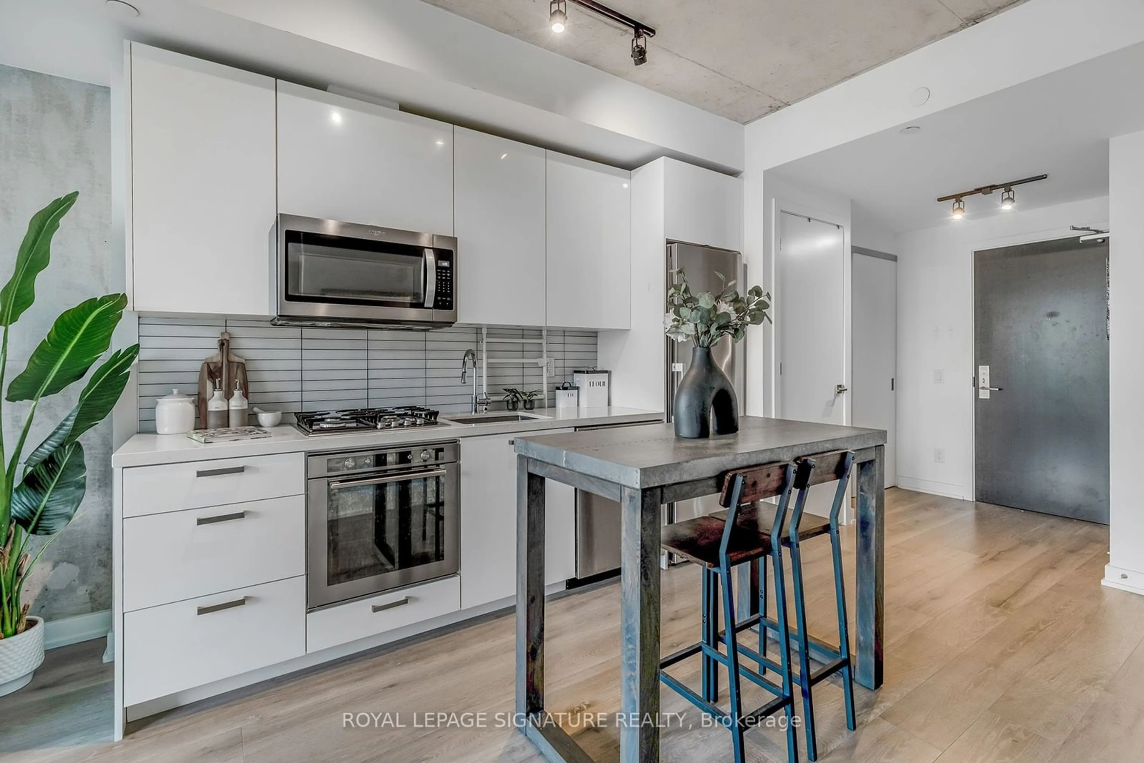 Open concept kitchen for 55 Ontario St #402, Toronto Ontario M5A 0T8