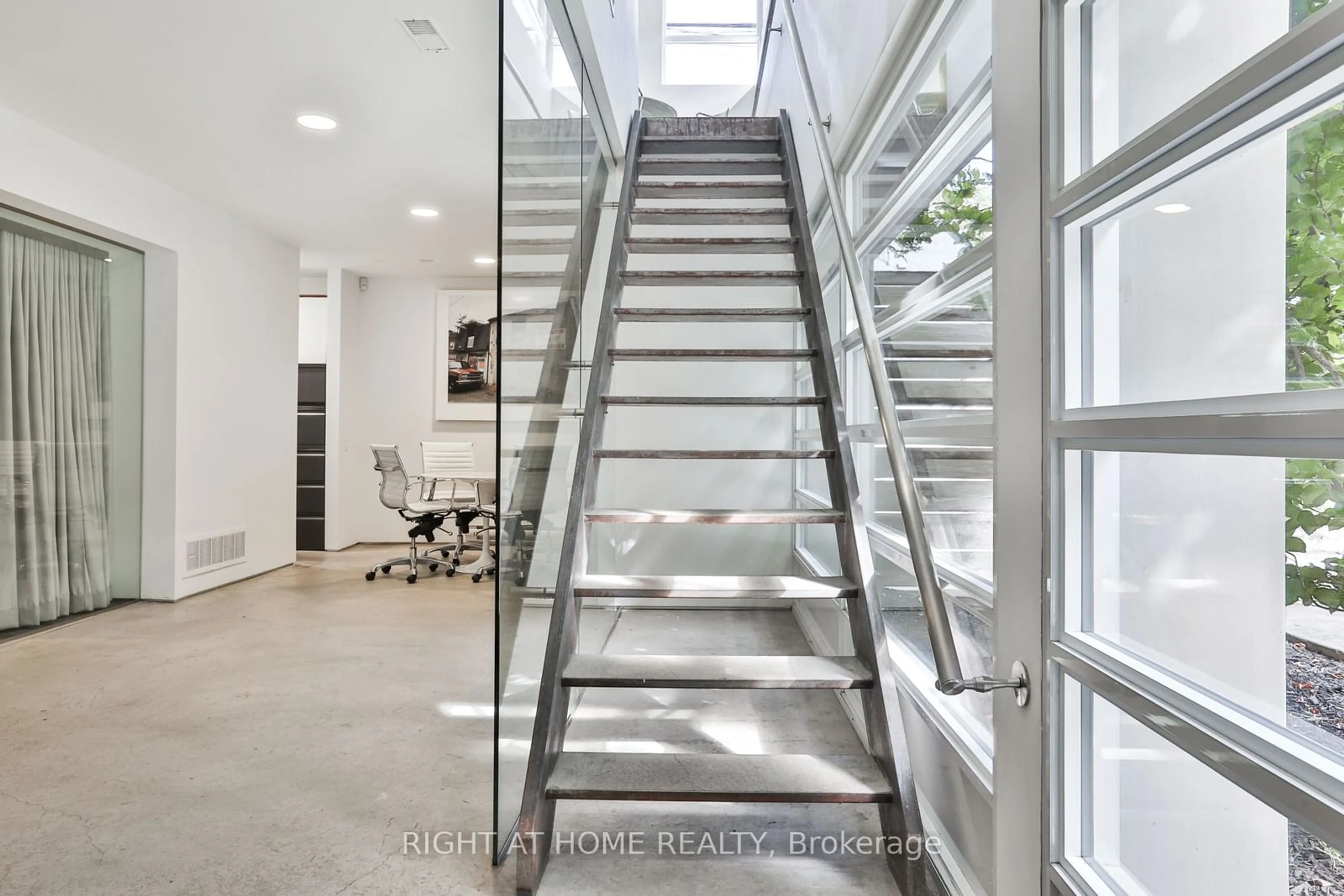 Stairs for 660R College St, Toronto Ontario M6G 1B8