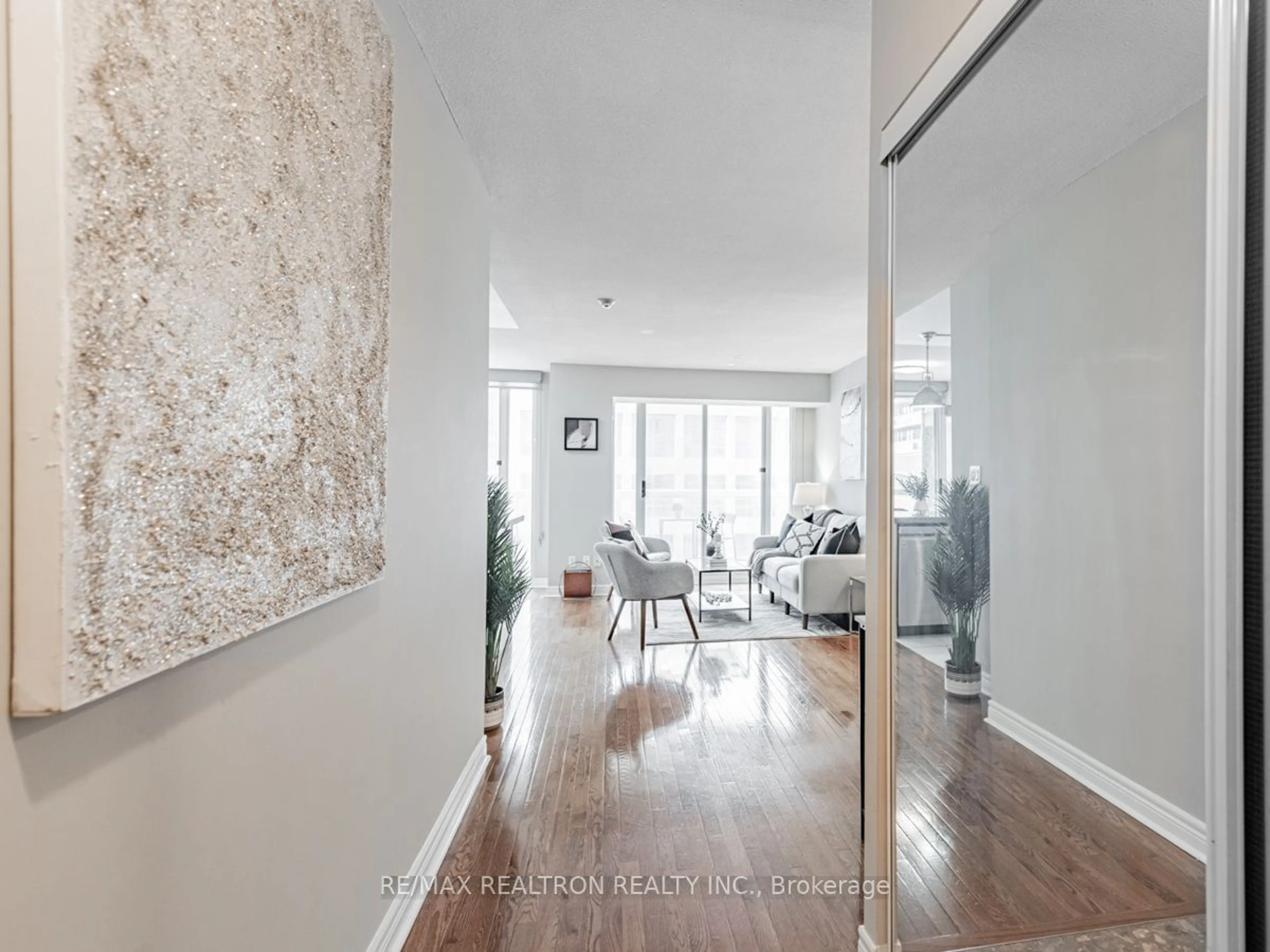 Indoor entryway, wood floors for 43 Eglinton Ave #1011, Toronto Ontario M4P 1A2