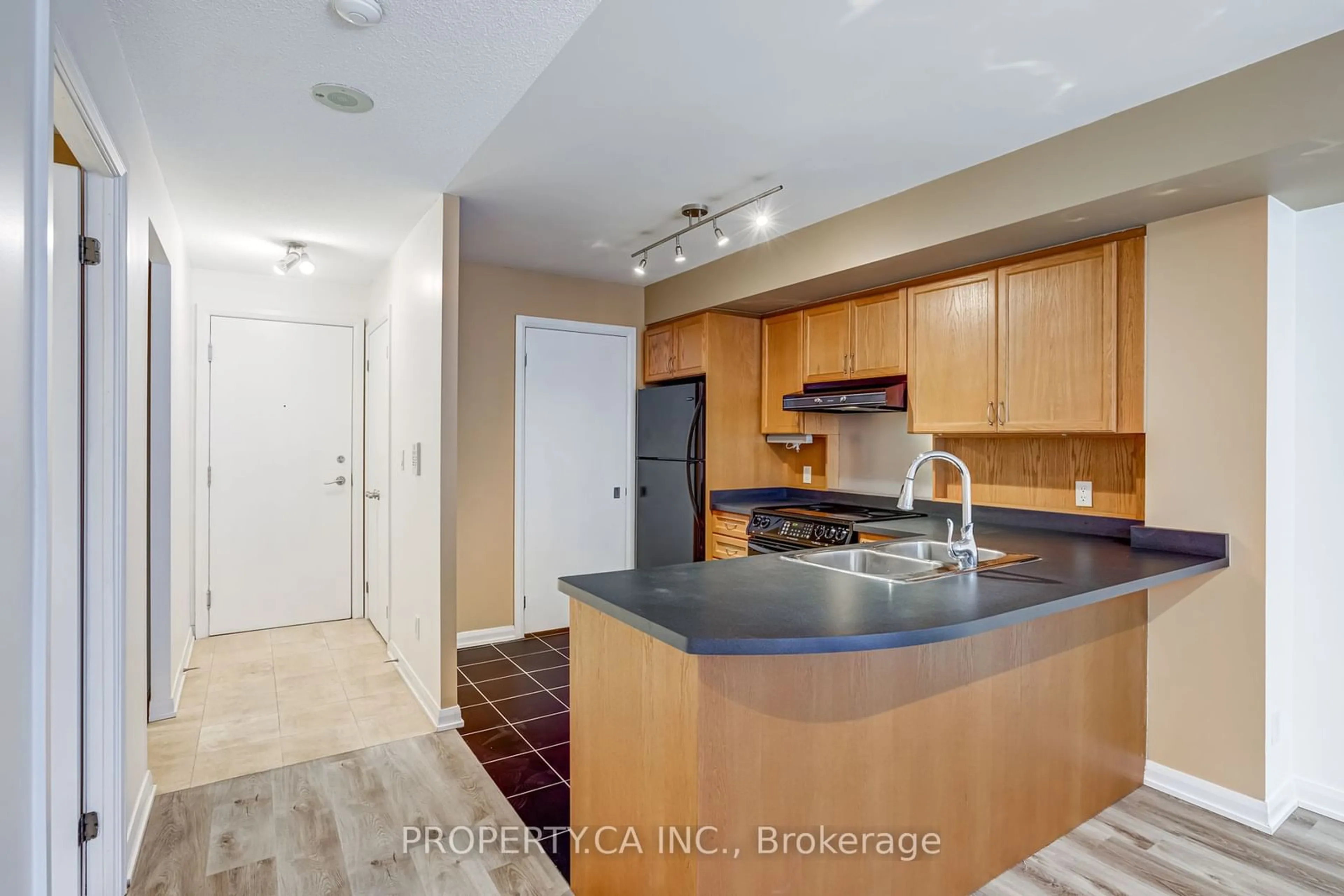 Standard kitchen for 18 Beverley St #311, Toronto Ontario M5T 3L2